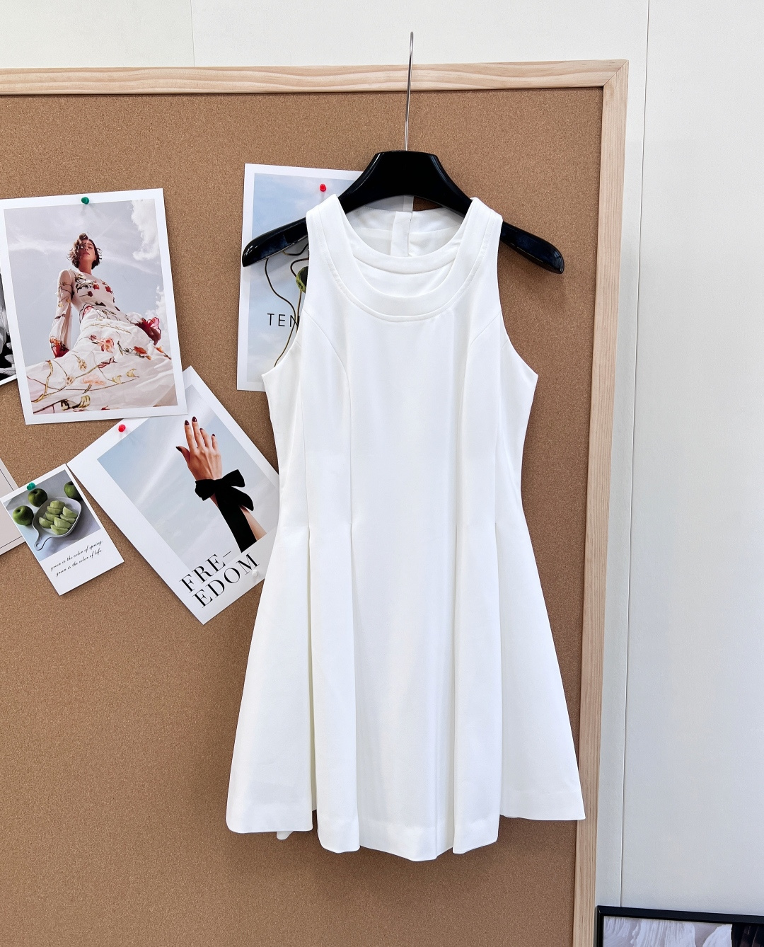 NO:753103,New minimalist and high-end sleeveless waist-cinching little white dress. Round neck sleeveless tailoring, neat and elegant; three-dimensional waist + large swing umbrella skirt, naturally outlines the waist line, makes you look slimmer and taller, and easily creates an A-line silhouette. The fabric texture is crisp and smooth, not easy to wrinkle, and has texture. The upper body is clean and neat, with a cool and high-end feel.  Pure off-white, simple and not fussy, suitable for dating, commuting, vacation and other scenes, gentle and elegant, it is an all-purpose little white dress that is a must-have in the wardrobe. Large quantity available!  Size sml code J,,skirts,19860909新款极简高级感无袖收腰小白裙 圆领无袖剪裁,利落大方；立体收腰+大摆伞裙,自然勾勒腰线,显瘦显高,轻松打造A字廓形. 面料质感挺括垂顺面料,不易皱、有质感,上身干净利落,自带清冷高级感. 纯净米白色,简约不挑人,适配约会、通勤、度假等多场景,温柔又气质,是衣橱必备的万能小白裙.大货出！ 尺码sml 编码J,,skirts,,Women's clothing