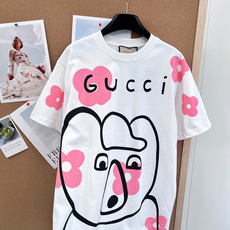 🆕Gucci 新款Pre-Fall系列的联名款卡通印花短袖T恤,把童趣与高级感焊在身上~米白基底搭配粉花 🆕Gucci 新款Pre-Fall系列的联名款卡通印花短袖T恤,把童趣与高级感焊在身上~米白基底搭配粉花