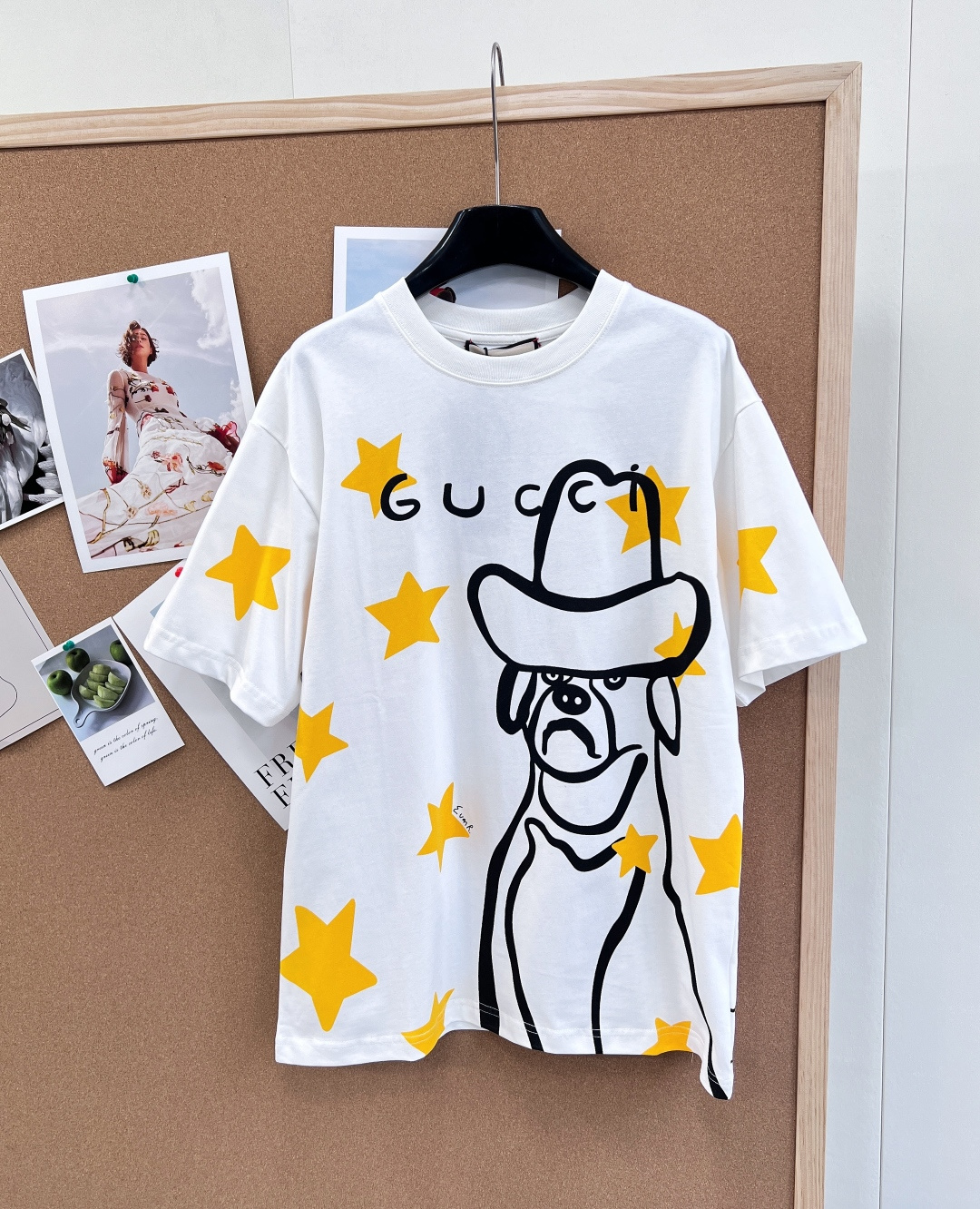 NO:753091,Gucci's new western cowboy dog art co-branded T-shirt, a new art co-branded work from the same series, continues Euan Roberts' childlike brushwork, combining the western cowboy style with the cute dog image, with its own American retro atmosphere. - Artistic printing simple lines outline the dog wearing a hat, with bright yellow five-pointed stars printed all over, black and white and yellow contrasting colors eye-catching - The handwritten Gucci letters on the chest of the brand logo are simple and casual, and are highly recognizable -  The fabric is loose and oversize cut, pure cotton knitted fabric, soft and breathable, not picky about body shape - American retro + childlike artistic sense, casual and casual when worn alone, more layered when layered with a vest/jacket, suitable for daily outings and vacation commuting, with its own trendy atmosphere, the same style for men and women!  All three standards are complete, and the goods will be shipped in large quantities!  Size sml code,,gucci,versace,jackets & coats,tees,t-shirt,hats,19860909Gucci新款西部牛仔狗艺术联名T恤,同系列艺术联名新作,延续Euan Roberts童趣笔触,将西部牛仔风与萌趣狗狗形象结合,自带美式复古氛围. - 艺术印花简笔线条勾勒戴帽狗狗,搭配满印亮黄五角星,黑白黄撞色醒目吸睛 - 品牌标识胸前手写体Gucci字母,简约随性,辨识度拉满 - 版型面料宽松Oversize剪裁,纯棉针织面料,柔软透气,不挑身材 -美式复古+童趣艺术感,单穿休闲随性,叠穿马甲/外套更有层次,日常出街、度假通勤都适配,自带潮流氛围感男女同款！三标齐全,大货出！ 尺码sml 编码,,gucci,versace,jackets & coats,tees，t-shirt,hats,,Women's clothing