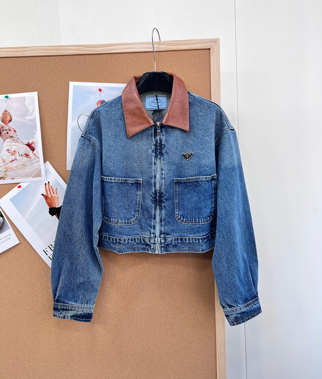 NO:753588,PRADA's new early autumn new original high-quality leather lapel pocket fashionable denim jacket, high-intellectual wear, enzyme-washed nostalgic denim jacket!  Customized lambskin collar stitching!  The classic triangle logo dropped shoulders and loose silkworm shape are fashionable and high-end!  Customized metal triangle logo hardware buckle decoration, classic lapel double pockets, girly three-dimensional tailoring, versatile and slimming!  High-density twill denim fabric has a great texture!  A versatile piece, the quality of workmanship depends on the details!  All three standards are complete, large shipments, size SML code P, prada, jackets & coats, sheepskin,19860909PRADA早秋新款原单品质拼皮翻领口袋时髦牛仔外套 高智感穿搭,酵素洗水怀旧牛仔外套！定制小羊皮领拼接！经典三角标落肩宽松蚕型时髦又高级！ 定制金属三角标五金扣装饰,经典翻领双口袋少女感立体剪裁版型百搭又显瘦！高密度斜纹牛仔面料质感超赞！百搭绝绝子,做工品质看细节！三标齐全,大货出 尺码sml 编码P,,prada,jackets & coats,sheepskin,,Women's clothing