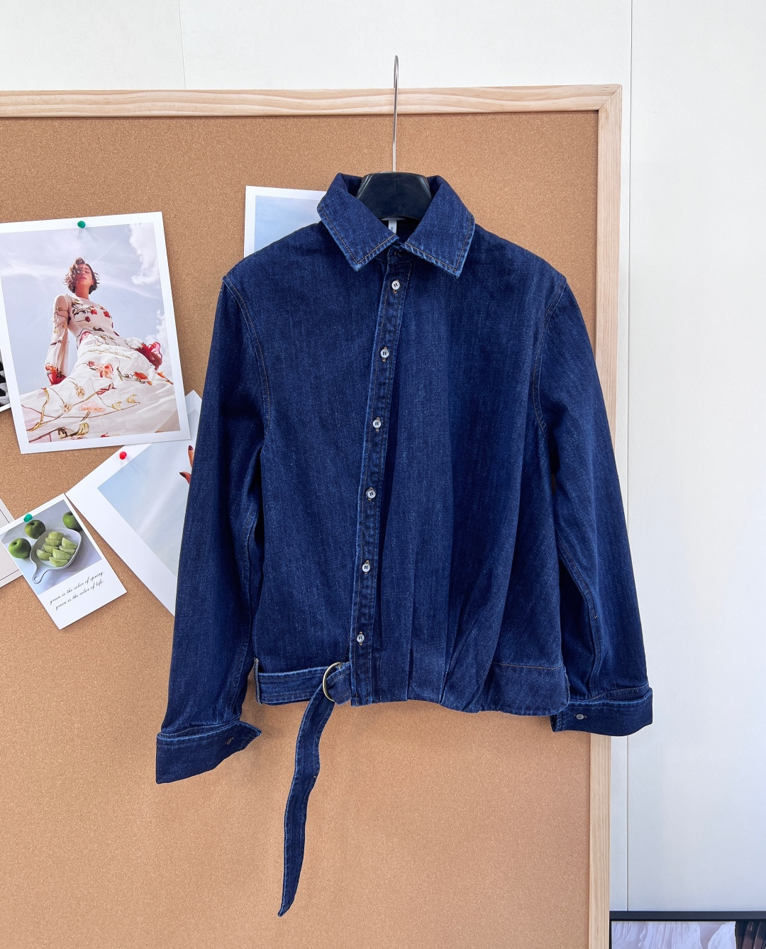 NO:753584,Loewe 26Ss early spring new style slanted placket shirt jacket. Exclusively developed by yb to accurately restore the original version and craftsmanship, non-market currency, full of details and texture. The top high-end production fabrics, tailoring, and hardware are all-dimensionally benchmarked against the original, replicating high-end line quality. Early spring limited edition denim retro indigo denim fabric, with its own aged texture, suitable for wearing with temperature differences in early spring  The deconstructed oblique placket breaks the symmetry of traditional shirts. The oblique placket weakens stereotypes and brings a lazy and casual sense of relaxation. The upper body instantly creates an urban relaxed aesthetic. The adjustable hem strap is designed with an exclusive metal buckle strap at the hem, which can not only let go of the drape to create a casual silhouette, but also tighten the waist to optimize the proportion. It can be worn multiple times to suit different body shapes.  The classic denim reconstruction is based on Loewe's iconic retro denim, retaining the tough texture of denim fabrics, and weakening the heavy feeling through the shirt shape, taking into account style and temperature. The details and texture are full of custom-made horn buttons of the same color, neat lapel design, and classic topstitch decoration on the cuffs. Every detail highlights the high-end texture, and the brand tone is hidden in the low-key. Three standards are complete, and the goods are shipped!  Both shirts and pants are available!  Size sml code,,loewe,jackets & coats,shirts,19860909Loewe 26Ss早春新款 斜门襟衬衫夹克. 独家yb开发精准还原原版版型与工艺,非市面通货,细节质感拉满 顶级高版出品面料、剪裁、五金全维度对标原版,复刻高端线品质 早春限定丹宁复古靛蓝丹宁面料,自带做旧质感,适配早春温差穿搭 解构主义斜门襟打破传统衬衫对称桎梏,斜向门襟弱化刻板印象,自带慵懒随性的松弛感,上身瞬间塑造都市松弛美学. 可调节下摆袢带下摆专属金属扣袢带设计,既能放开垂坠打造随性廓形,也能收紧收腰优化比例,一衣多穿,适配不同身形. 经典丹宁重构以Loewe标志性复古丹宁为基底,保留牛仔面料的硬朗质感,又通过衬衫版型弱化厚重感,兼顾风度与温度. 细节质感拉满定制同色系牛角扣、利落翻领设计、袖口经典明线装饰,每一处细节都彰显高端质感,低调中暗藏品牌调性.三标齐全,大货出！衬衫和裤子都有出！ 尺码sml 编码,,loewe,jackets & coats,shirts,,Women's clothing