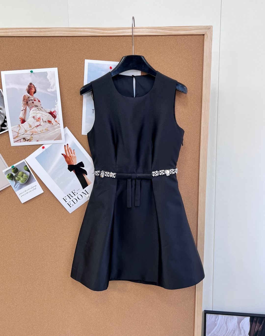 NO:753580,JORYA's new JORYA heavy-duty diamond waist dress. The heavy-duty diamond waistband is hand-stitched with high-shine crystals and shell beads. The diamond chain is wavy and fits the waistline. It refracts bright luster under the light. It is not only the visual focus, but also a precise waist tightening tool, easily outlining the S-shaped curve.  The high-definition satin texture is made of high-density matte satin fabric, which drape is stiff and not soft. It comes with a high-end soft light filter. The upper body is full of luxury texture. It is wrinkle-resistant and easy to care for, and will not deform after long-term wear. The neat sleeveless cut has a classic round neck + sleeveless design, which modifies the shoulder and neck lines. It is suitable for layering in early spring (matched with a suit/knitted cardigan) or worn alone, and is suitable for a variety of scenes.  The A-line umbrella skirt has a high waist and a three-dimensional hem, which hides the slimming effect and accommodates body shape problems such as hip width and lower abdomen. The skirt is elegant and flexible when walking, and the elegant atmosphere is full. The bow decoration on the waist adds a sweet element and balances the gorgeousness of the diamond jewelry. It is not exaggerated for daily wear and not low-key for formal occasions. Great deal!  size sml code,,skirts,business suit,19860909JORYA新款卓雅重工腰部串钻连衣裙, 重工串钻腰封甄选高闪水晶+贝珠手工环绕缝制,钻链呈波浪形贴合腰线,光线下折射璀璨光泽,既是视觉焦点,也是精准收腰神器,轻松勾勒S型曲线. 高定缎面质感采用高密哑光缎面面料,垂坠挺括不软塌,自带高级柔光滤镜,上身尽显奢华质感,抗皱易打理,久穿不变形. 利落无袖剪裁经典圆领+无袖设计,修饰肩颈线条,适配早春叠穿（搭配西装/针织开衫）或单穿,适配多种场景. A字大摆伞裙高腰收腰+立体大裙摆,藏肉显瘦效果拉满,包容胯宽/小腹等身形问题,走动间裙摆飘逸灵动,优雅氛围感拉满. 腰部蝴蝶结装饰增添甜美元素,平衡钻饰的华丽感,日常穿不夸张,正式场合穿不低调.大货出！ 尺码sml 编码,,skirts,business suit,,Women's clothing