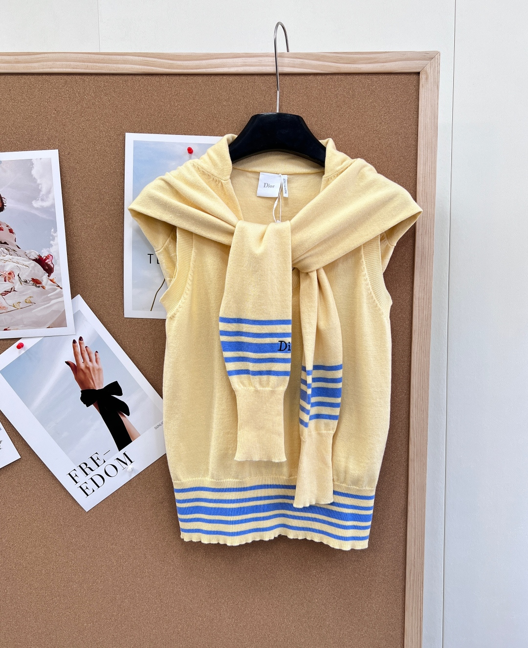 NO:753589,Dior26 new early spring shawl style knitted vest, early spring atmosphere ceiling!  The knitted vest with its own shawl design is very ingenious to wear in two pieces ~ The soft and skin-friendly cashmere blended knitted fabric has a great drape feeling, easily covers the flesh and makes you look slimmer, and is friendly to all body shapes. The contrasting stripes stitch the hem and cuffs, full of retro navy style, the vitality yellow makes you look whiter and brighter, and the classic black is versatile. The low-key letter logo embroidery on the chest scarf hides a high-end texture, which is unpretentious but very noble.  It is fashionable to wear alone or layered. It is suitable for pairing with jeans and skirts. It can be worn for daily commuting and going out on dates. It is fashionable and practical!  Three standards are complete, two colors are outstanding!  size sml code,,dior,skirts,jeans,shawls,19860909Dior26早春新款披肩式针织背心 早春氛围感天花板！自带披肩设计的针织背心,一衣两穿超有巧思～ 软糯亲肤的羊绒混纺针织面料,垂坠感绝了,轻松遮肉显瘦,对各种身形都很友好. 撞色条纹拼接下摆与袖口,复古海军风拉满,元气黄显白提气色,经典黑百搭不出错. 胸前围巾低调字母logo刺绣,暗藏高级质感,不刻意却很显贵. 单穿叠穿都时髦,搭配牛仔裤、半裙都适配,日常通勤、约会出街都能穿,时髦又实穿！三标齐全,两色出！ 尺码sml 编码,,dior,skirts,jeans,shawls,,Women's clothing