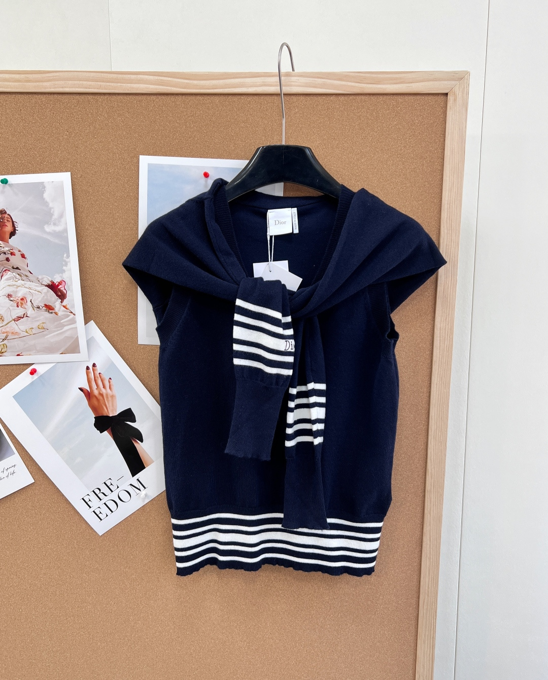 NO:753585,Dior26 new early spring shawl style knitted vest, early spring atmosphere ceiling!  The knitted vest with its own shawl design is very ingenious to wear in two pieces ~ The soft and skin-friendly cashmere blended knitted fabric has a great drape feeling, easily covers the flesh and makes you look slimmer, and is friendly to all body shapes. The contrasting stripes stitch the hem and cuffs, full of retro navy style, the vitality yellow makes you look whiter and brighter, and the classic black is versatile. The low-key letter logo embroidery on the chest scarf hides a high-end texture, which is unpretentious but very noble.  It is fashionable to wear alone or layered. It is suitable for pairing with jeans and skirts. It can be worn for daily commuting and going out on dates. It is fashionable and practical!  Three standards are complete, two colors are outstanding!  size sml code,,dior,skirts,jeans,shawls,19860909Dior26早春新款披肩式针织背心 早春氛围感天花板！自带披肩设计的针织背心,一衣两穿超有巧思～ 软糯亲肤的羊绒混纺针织面料,垂坠感绝了,轻松遮肉显瘦,对各种身形都很友好. 撞色条纹拼接下摆与袖口,复古海军风拉满,元气黄显白提气色,经典黑百搭不出错. 胸前围巾低调字母logo刺绣,暗藏高级质感,不刻意却很显贵. 单穿叠穿都时髦,搭配牛仔裤、半裙都适配,日常通勤、约会出街都能穿,时髦又实穿！三标齐全,两色出！ 尺码sml 编码,,dior,skirts,jeans,shawls,,Women's clothing