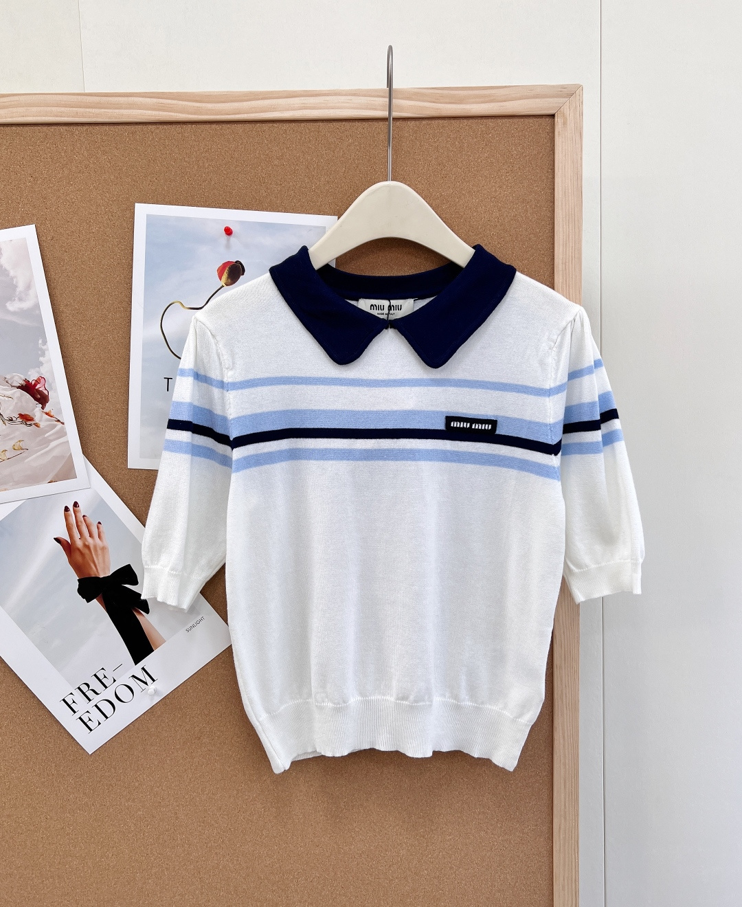 NO:753583,MIU MIU26 early spring Miu style college-style knitted short-sleeved doll collar. Age-reducing color-blocked doll collar, full of retro college atmosphere, gentle and playful. Contrast stripes on the chest + small logo embellishment, low-key and exquisite, and online recognition. Soft waxy wool blended skin-friendly knitted, breathable and not sweaty, just right for spring and summer. Slightly loose fit + moderate elasticity, hiding the flesh, making you look slimmer, not picky about the figure. White-striped navy blue is refreshing and clean, and it reduces age.  Burgundy and light blue are gentle and retro, with a lazy atmosphere!  Three standards are complete, two colors are outstanding!  Size sml code M,,miumiu,T-shirt,19860909MIU MIU26早春Miu系学院风娃娃领针织短袖 减龄拼色娃娃领,复古学院氛围拉满,温柔又俏皮 胸前撞色条纹+小标点缀,低调精致,辨识度在线 软糯羊毛混纺亲肤针织,透气不闷汗,春夏交替穿刚刚好 微宽松版型+适中弹力,藏肉显瘦,不挑身材 白拼藏青清爽干净,元气减龄 酒红拼浅蓝温柔复古,自带慵懒氛围感！三标齐全,两色出！ 尺码sml 编码M,,miumiu,T-shirt,,Women's clothing