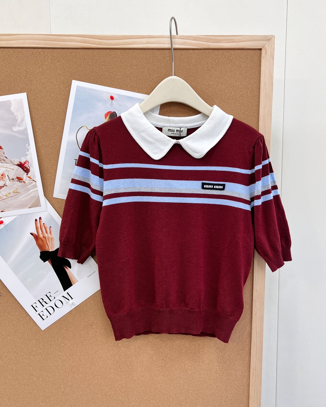 NO:753581,MIU MIU26 early spring Miu style college-style knitted short-sleeved doll collar. Age-reducing color-blocked doll collar, full of retro college atmosphere, gentle and playful. Contrast stripes on the chest + small logo embellishment, low-key and exquisite, and online recognition. Soft waxy wool blended skin-friendly knitted, breathable and not sweaty, just right for spring and summer. Slightly loose fit + moderate elasticity, hiding the flesh, making you look slimmer, not picky about the figure. White-striped navy blue is refreshing and clean, and it reduces age.  Burgundy and light blue are gentle and retro, with a lazy atmosphere!  Three standards are complete, two colors are outstanding!  Size sml code,,miumiu,T-shirt,19860909MIU MIU26早春Miu系学院风娃娃领针织短袖 减龄拼色娃娃领,复古学院氛围拉满,温柔又俏皮 胸前撞色条纹+小标点缀,低调精致,辨识度在线 软糯羊毛混纺亲肤针织,透气不闷汗,春夏交替穿刚刚好 微宽松版型+适中弹力,藏肉显瘦,不挑身材 白拼藏青清爽干净,元气减龄 酒红拼浅蓝温柔复古,自带慵懒氛围感！三标齐全,两色出！ 尺码sml 编码,,miumiu,T-shirt,,Women's clothing