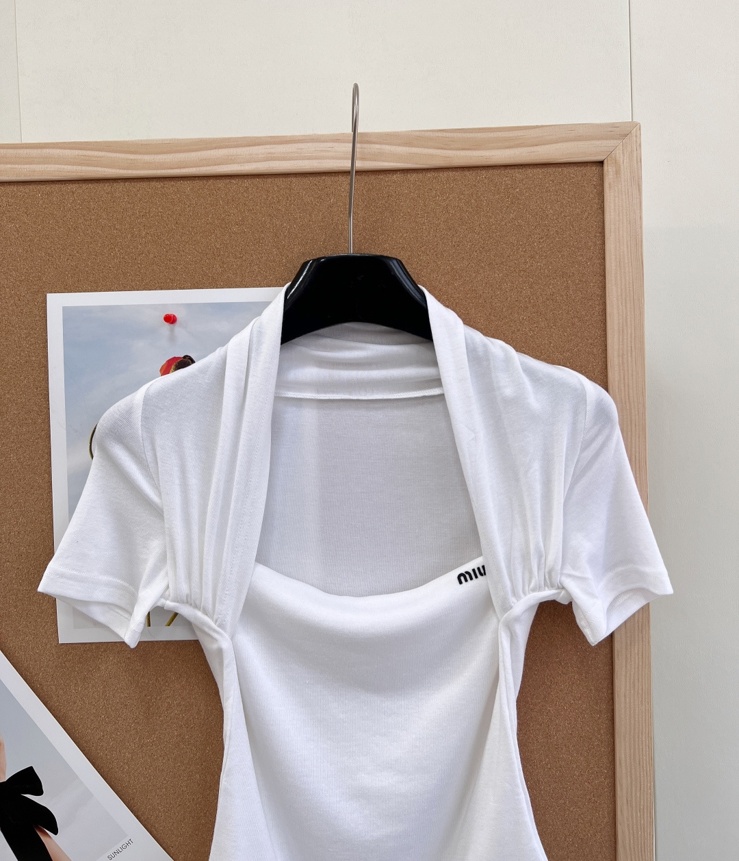 🆕miumiu新款挂脖假两件短袖T恤。纯欲天花板- 假两件挂脖+方领拼接，修饰肩颈线条，凸显锁骨，显瘦显