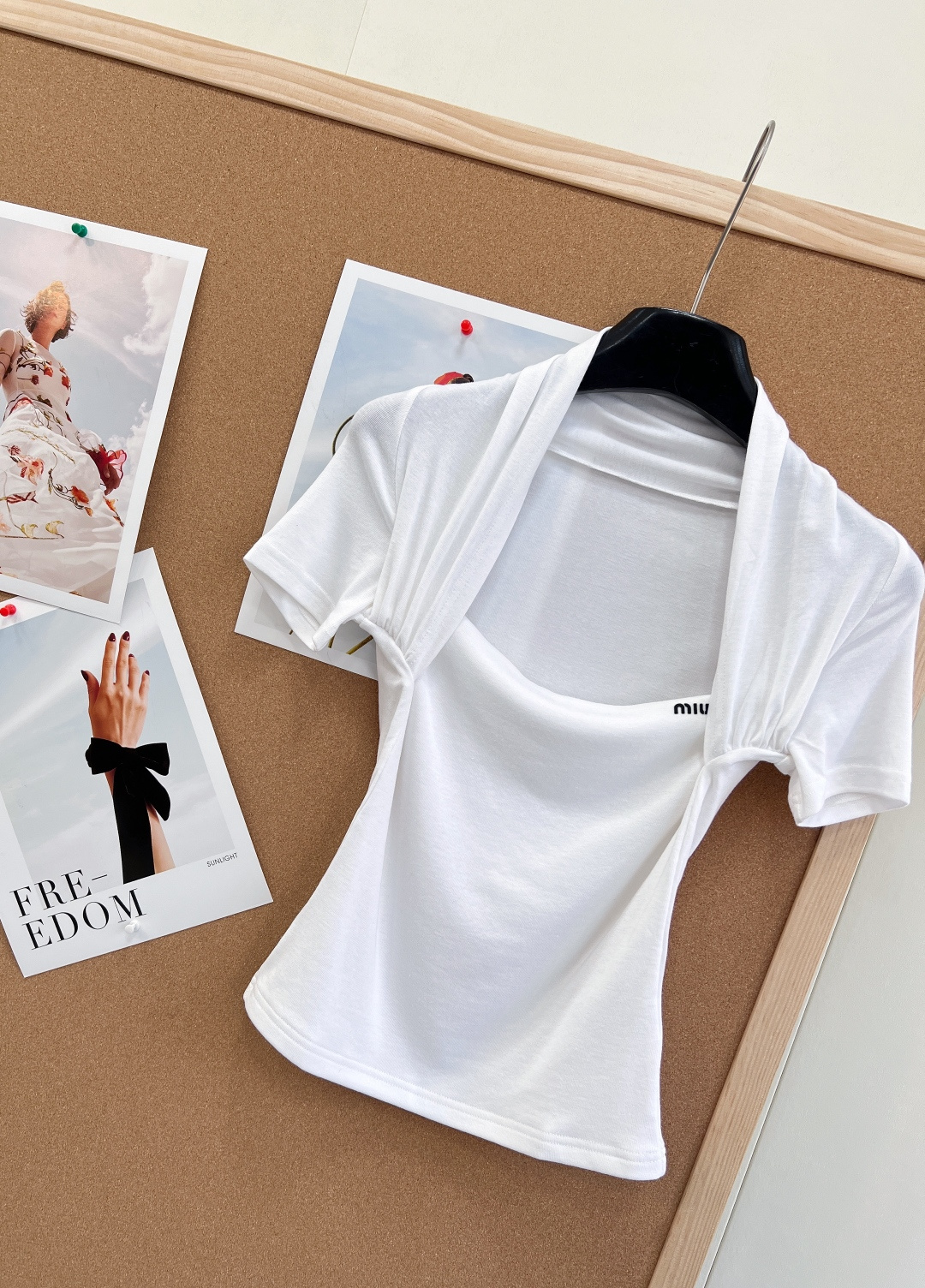 🆕miumiu新款挂脖假两件短袖T恤。纯欲天花板- 假两件挂脖+方领拼接，修饰肩颈线条，凸显锁骨，显瘦显