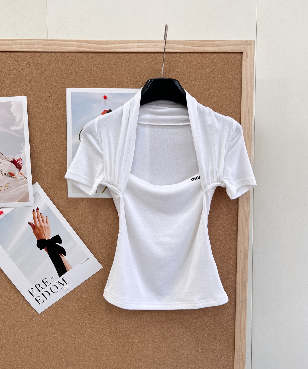 NO:757148,miumiu's new fake two-piece halterneck short-sleeved T-shirt. Pure desire for the ceiling - Fake two-piece halterneck + square collar splicing, modifying the shoulder and neck lines, highlighting the collarbone, making you look slimmer and taller - Minimalist letter printing on the chest, low-key and high-end, self-recognizable - Highly elastic slim fit, narrowing the waist to show curves, not tight or bloated - Fine knitted fabric, soft and skin-friendly, breathable and not stuffy -  Black and white classic two-color, versatile and easy to wear, suitable for commuting/dating/daily wear. Pure lust style, sweet and cool girl, French elegance, slimming tool, versatile for commuting!  Three standards are complete, two colors are outstanding!  Size sml code M,,miumiu,T-shirt,tees,t-shirt,19860909miumiu新款挂脖假两件短袖T恤.纯欲天花板 - 假两件挂脖+方领拼接,修饰肩颈线条,凸显锁骨,显瘦显高 - 胸前极简字母印花,低调高级,自带辨识度 - 高弹修身版型,收腰显曲线,不紧绷不臃肿 - 细腻针织面料,软糯亲肤,透气不闷汗 - 黑白经典双色,百搭不挑人,通勤/约会/日常都可穿 纯欲风、甜酷辣妹、法式优雅、显瘦神器、通勤百搭！三标齐全,两色出！ 尺码sml 编码M,,miumiu,T-shirt,tees，t-shirt,,Women's clothing