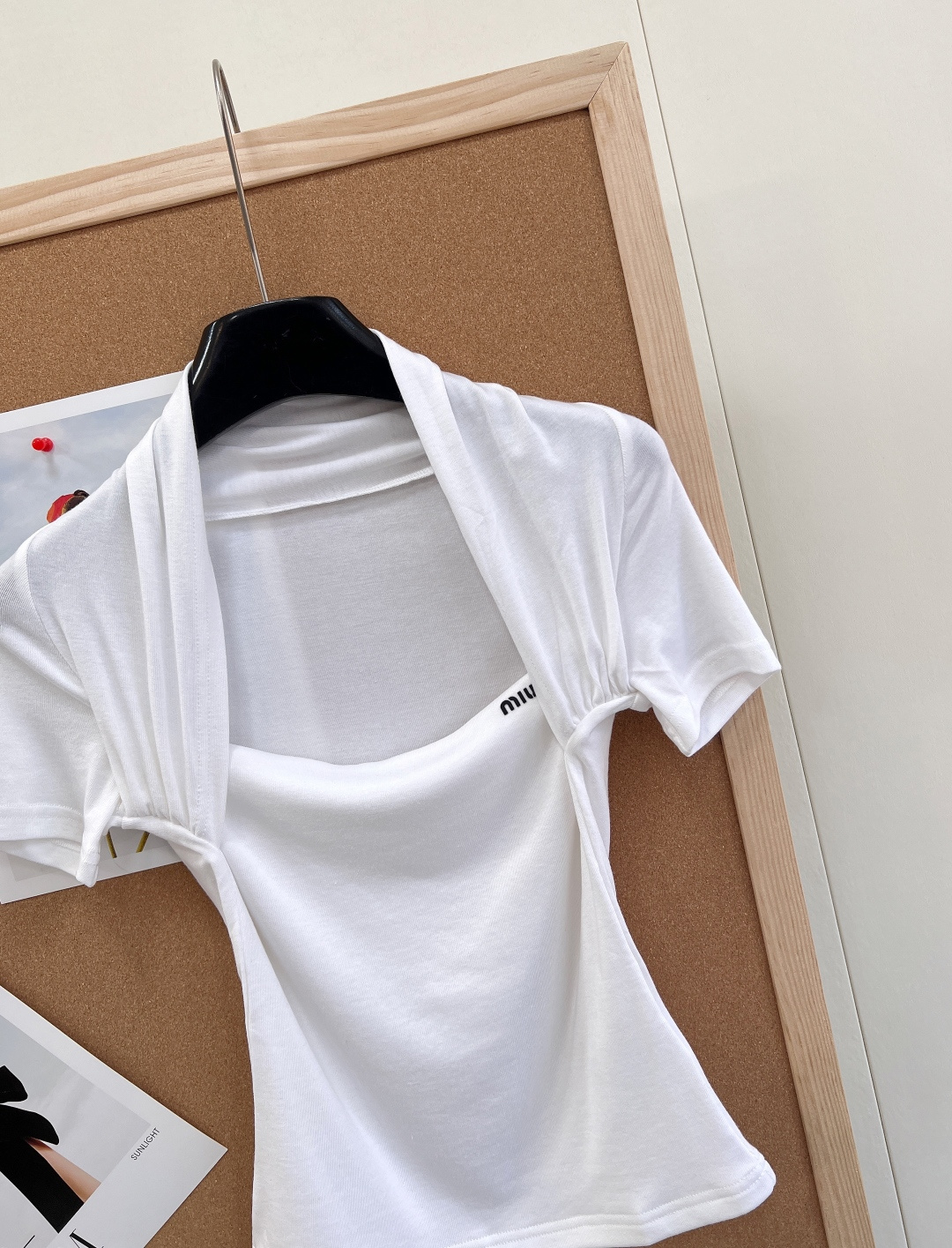 🆕miumiu新款挂脖假两件短袖T恤。纯欲天花板- 假两件挂脖+方领拼接，修饰肩颈线条，凸显锁骨，显瘦显