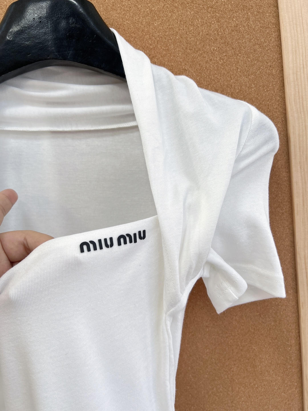 🆕miumiu新款挂脖假两件短袖T恤。纯欲天花板- 假两件挂脖+方领拼接，修饰肩颈线条，凸显锁骨，显瘦显