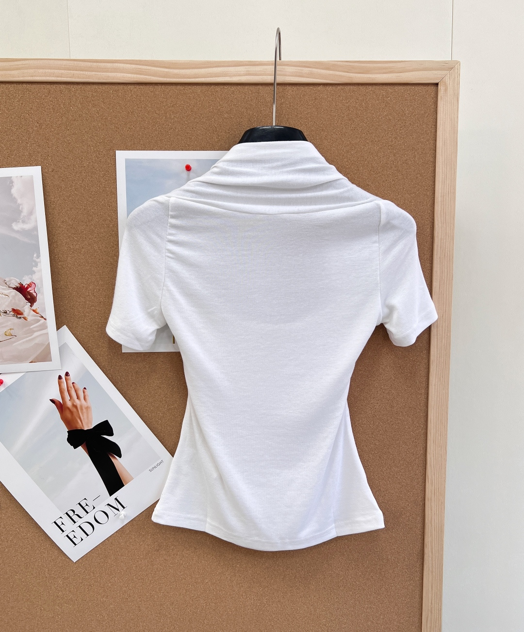 🆕miumiu新款挂脖假两件短袖T恤。纯欲天花板- 假两件挂脖+方领拼接，修饰肩颈线条，凸显锁骨，显瘦显