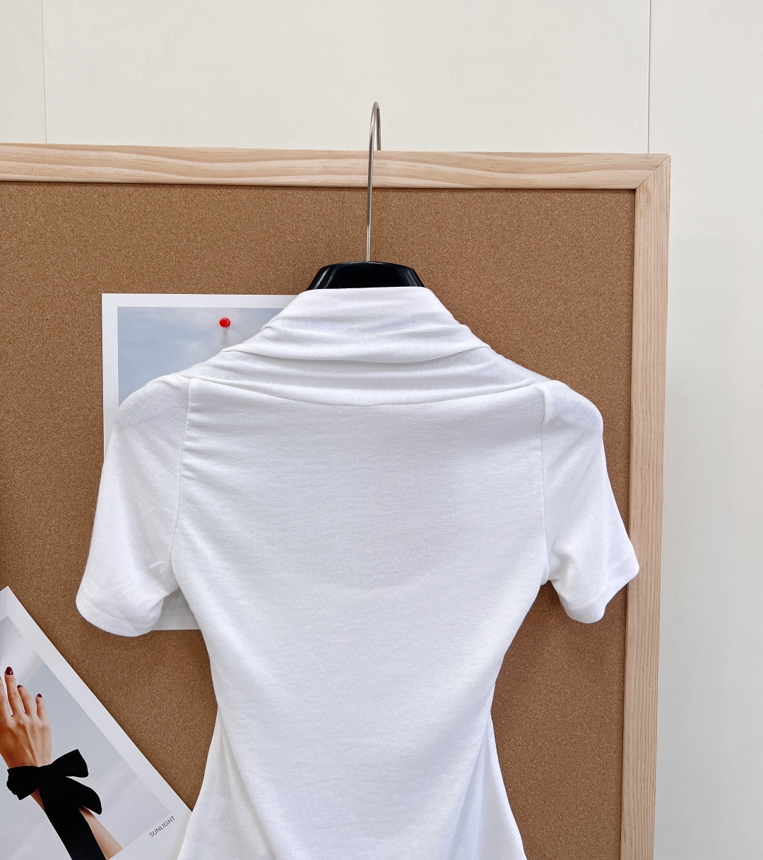 🆕miumiu新款挂脖假两件短袖T恤。纯欲天花板- 假两件挂脖+方领拼接，修饰肩颈线条，凸显锁骨，显瘦显