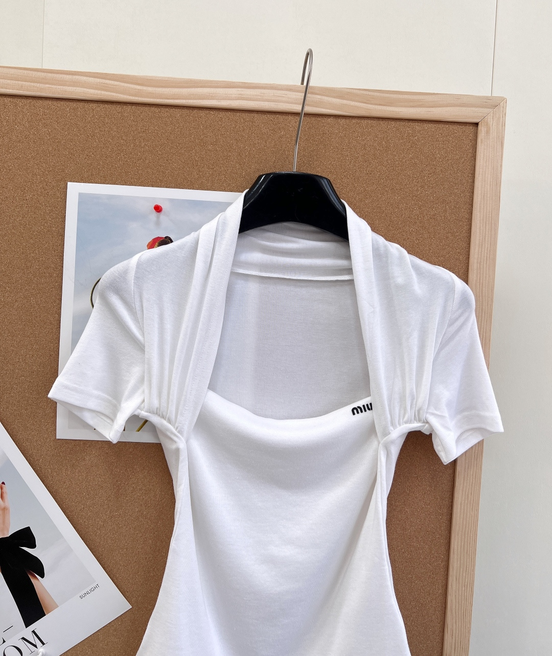 🆕miumiu新款挂脖假两件短袖T恤。纯欲天花板- 假两件挂脖+方领拼接，修饰肩颈线条，凸显锁骨，显瘦显