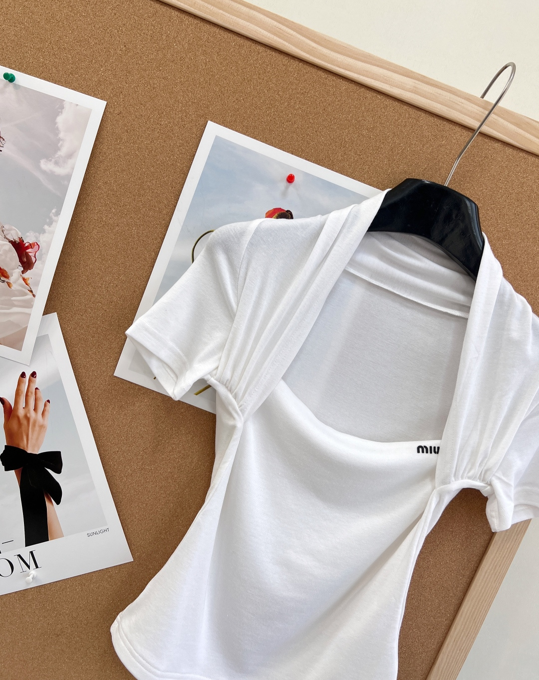 🆕miumiu新款挂脖假两件短袖T恤。纯欲天花板- 假两件挂脖+方领拼接，修饰肩颈线条，凸显锁骨，显瘦显