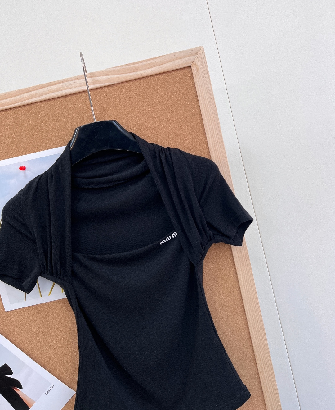 🆕miumiu新款挂脖假两件短袖T恤。纯欲天花板- 假两件挂脖+方领拼接，修饰肩颈线条，凸显锁骨，显瘦显