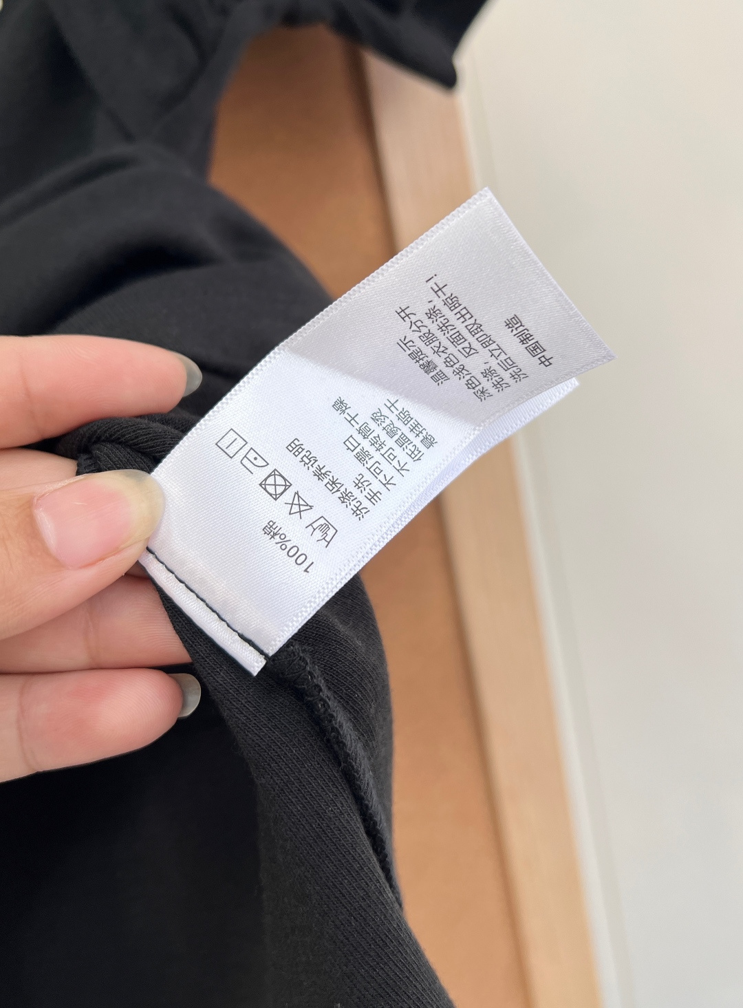 🆕miumiu新款挂脖假两件短袖T恤。纯欲天花板- 假两件挂脖+方领拼接，修饰肩颈线条，凸显锁骨，显瘦显