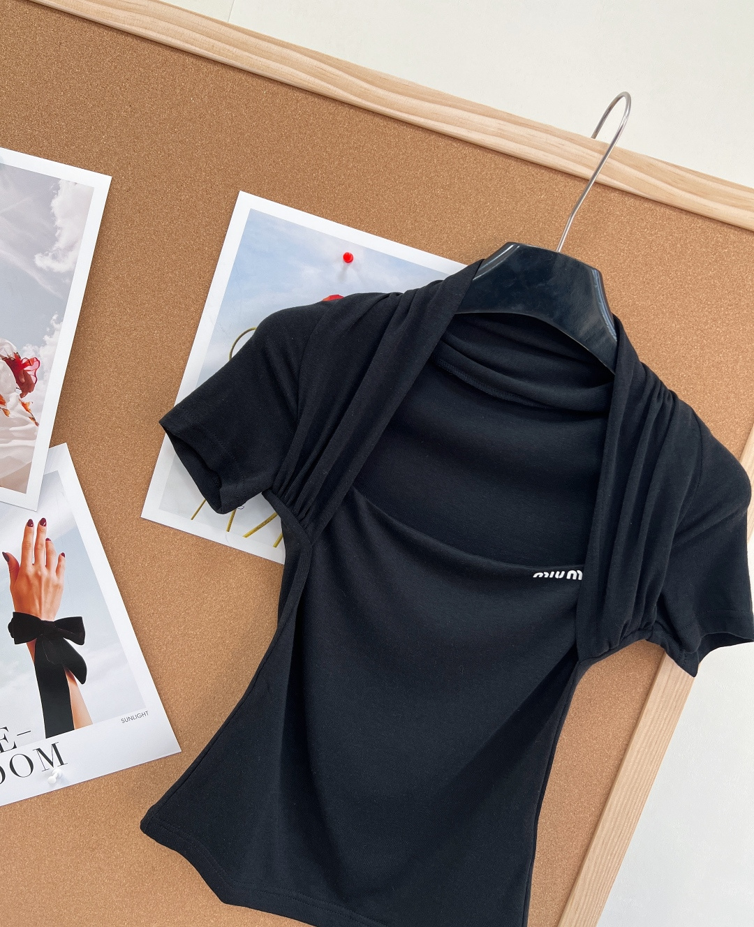 🆕miumiu新款挂脖假两件短袖T恤。纯欲天花板- 假两件挂脖+方领拼接，修饰肩颈线条，凸显锁骨，显瘦显