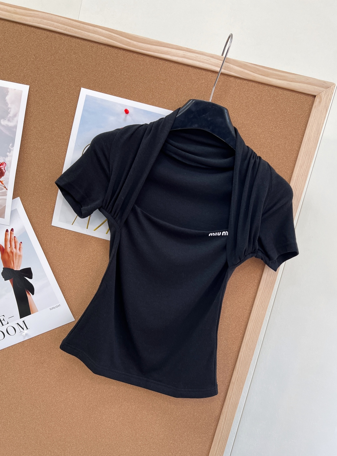 🆕miumiu新款挂脖假两件短袖T恤。纯欲天花板- 假两件挂脖+方领拼接，修饰肩颈线条，凸显锁骨，显瘦显