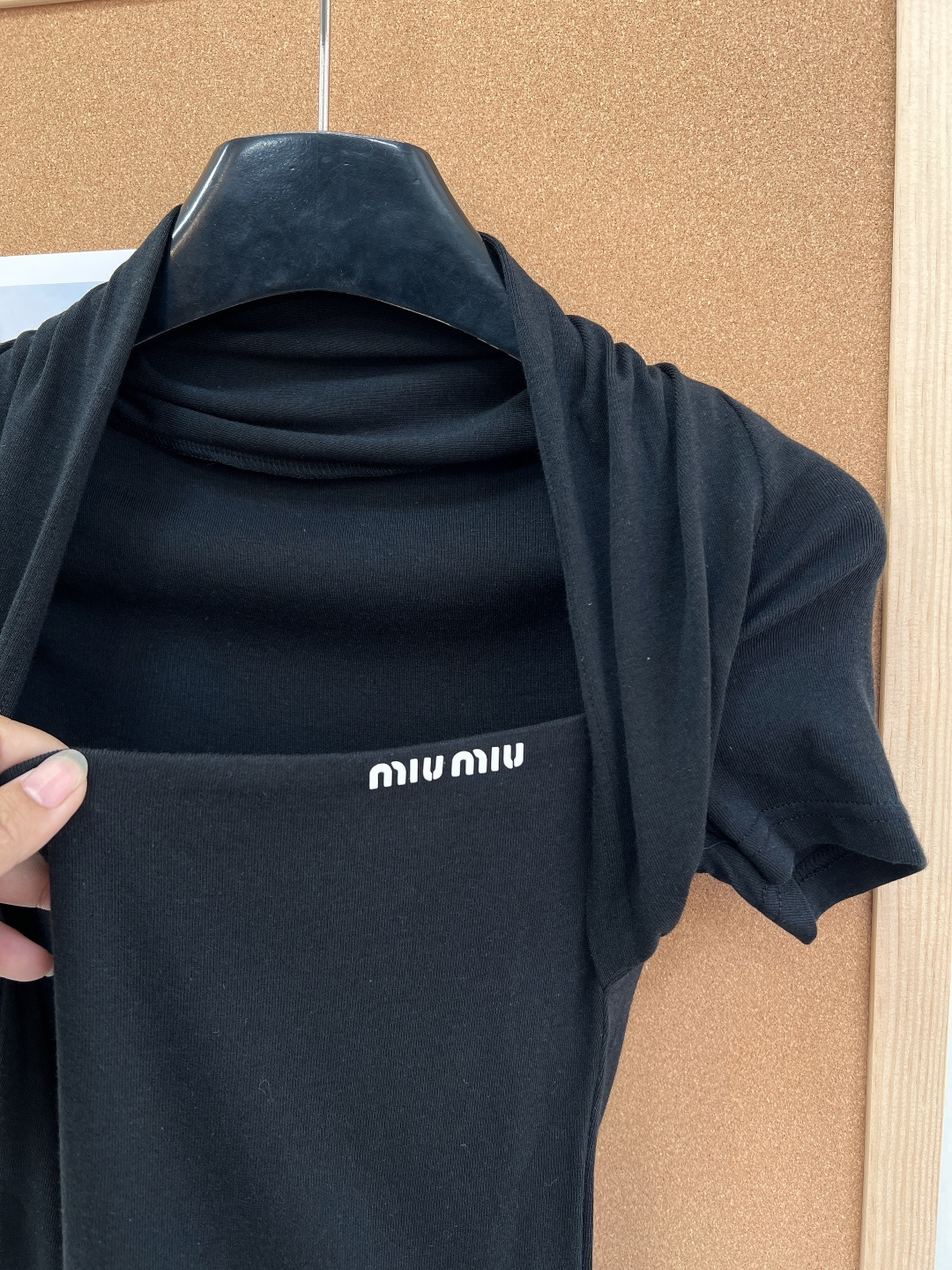 🆕miumiu新款挂脖假两件短袖T恤。纯欲天花板- 假两件挂脖+方领拼接，修饰肩颈线条，凸显锁骨，显瘦显