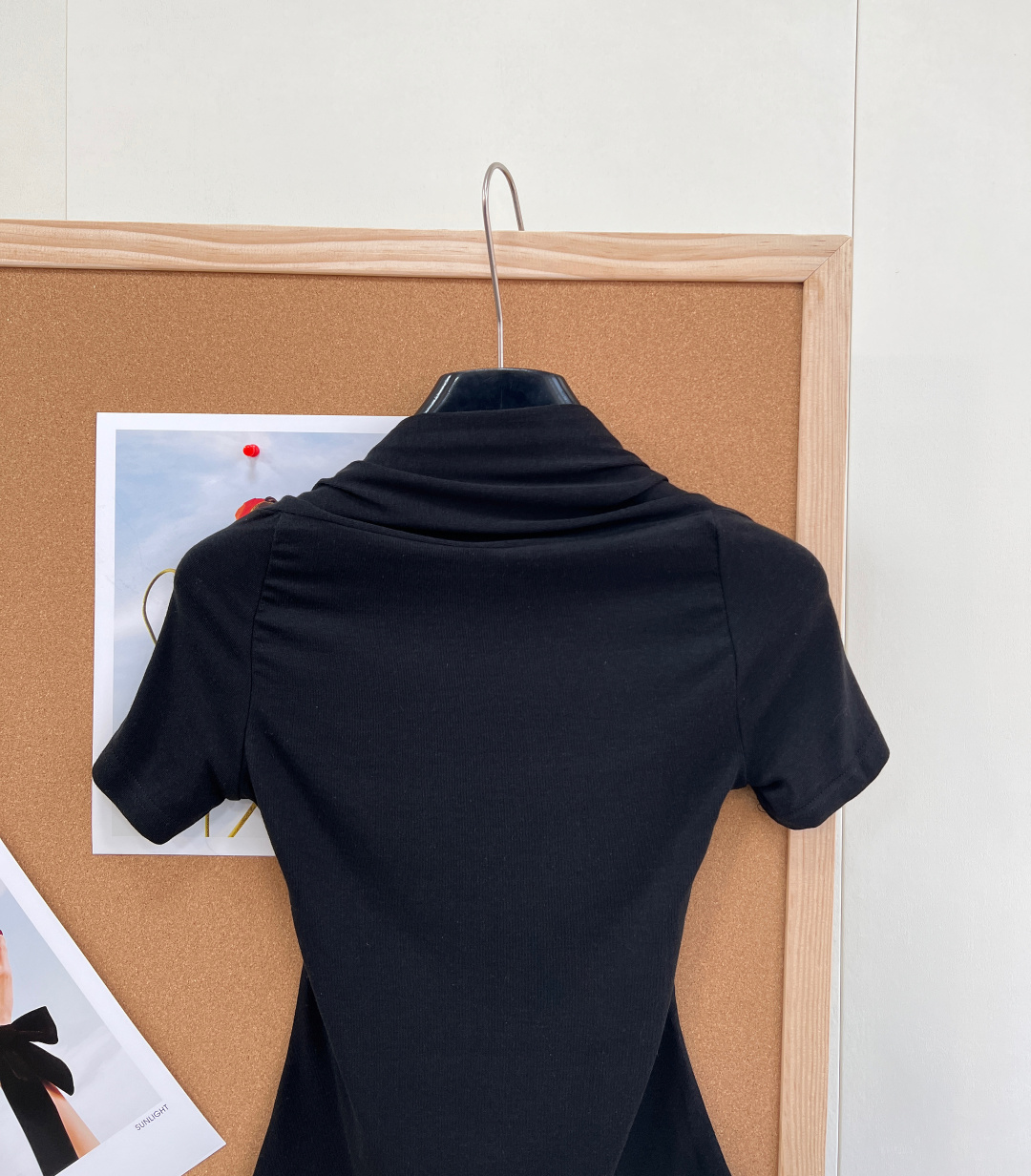 🆕miumiu新款挂脖假两件短袖T恤。纯欲天花板- 假两件挂脖+方领拼接，修饰肩颈线条，凸显锁骨，显瘦显