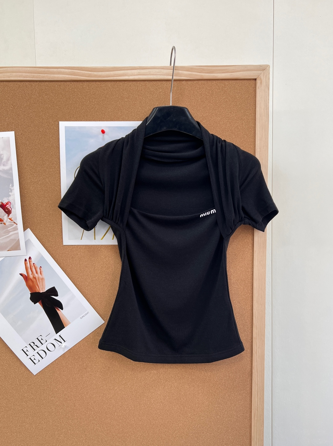 NO:757143,miumiu's new fake two-piece halterneck short-sleeved T-shirt. Pure desire for the ceiling - Fake two-piece halterneck + square collar splicing, modifying the shoulder and neck lines, highlighting the collarbone, making you look slimmer and taller - Minimalist letter printing on the chest, low-key and high-end, self-recognizable - Highly elastic slim fit, narrowing the waist to show curves, not tight or bloated - Fine knitted fabric, soft and skin-friendly, breathable and not stuffy -  Black and white classic two-color, versatile and easy to wear, suitable for commuting/dating/daily wear. Pure lust style, sweet and cool girl, French elegance, slimming tool, versatile for commuting!  Three standards are complete, two colors are outstanding!  Size sml code M,,miumiu,T-shirt,tees,t-shirt,19860909miumiu新款挂脖假两件短袖T恤.纯欲天花板 - 假两件挂脖+方领拼接,修饰肩颈线条,凸显锁骨,显瘦显高 - 胸前极简字母印花,低调高级,自带辨识度 - 高弹修身版型,收腰显曲线,不紧绷不臃肿 - 细腻针织面料,软糯亲肤,透气不闷汗 - 黑白经典双色,百搭不挑人,通勤/约会/日常都可穿 纯欲风、甜酷辣妹、法式优雅、显瘦神器、通勤百搭！三标齐全,两色出！ 尺码sml 编码M,,miumiu,T-shirt,tees，t-shirt,,Women's clothing