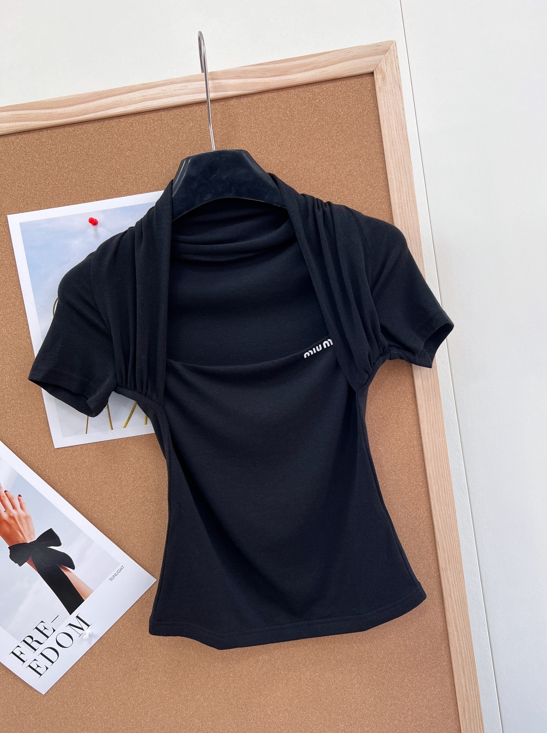 🆕miumiu新款挂脖假两件短袖T恤。纯欲天花板- 假两件挂脖+方领拼接，修饰肩颈线条，凸显锁骨，显瘦显