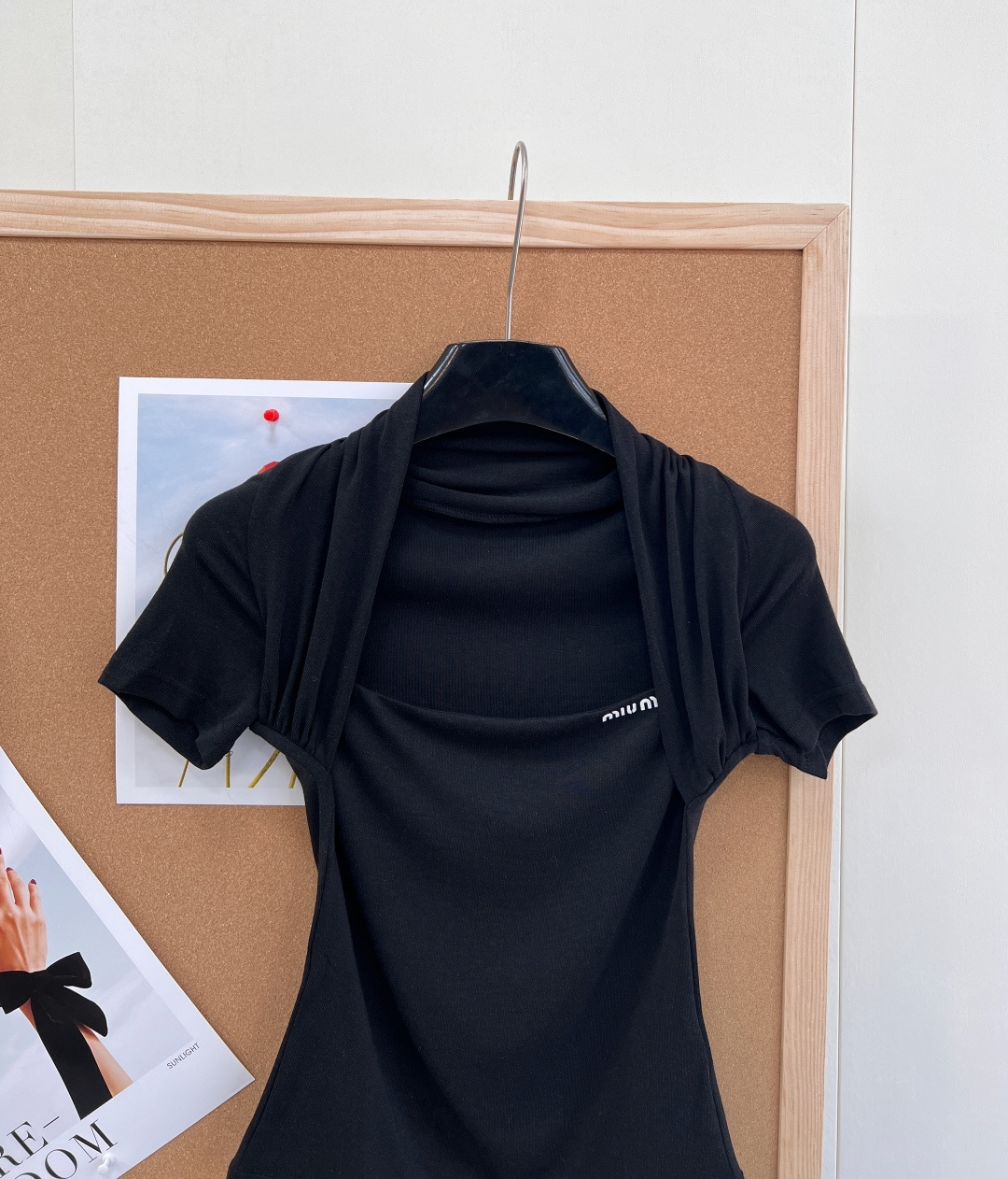 🆕miumiu新款挂脖假两件短袖T恤。纯欲天花板- 假两件挂脖+方领拼接，修饰肩颈线条，凸显锁骨，显瘦显