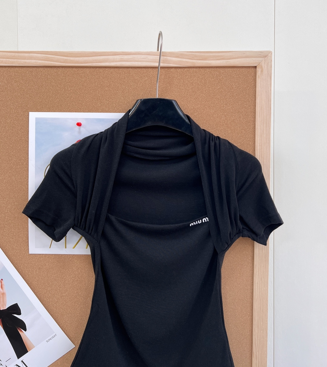 🆕miumiu新款挂脖假两件短袖T恤。纯欲天花板- 假两件挂脖+方领拼接，修饰肩颈线条，凸显锁骨，显瘦显
