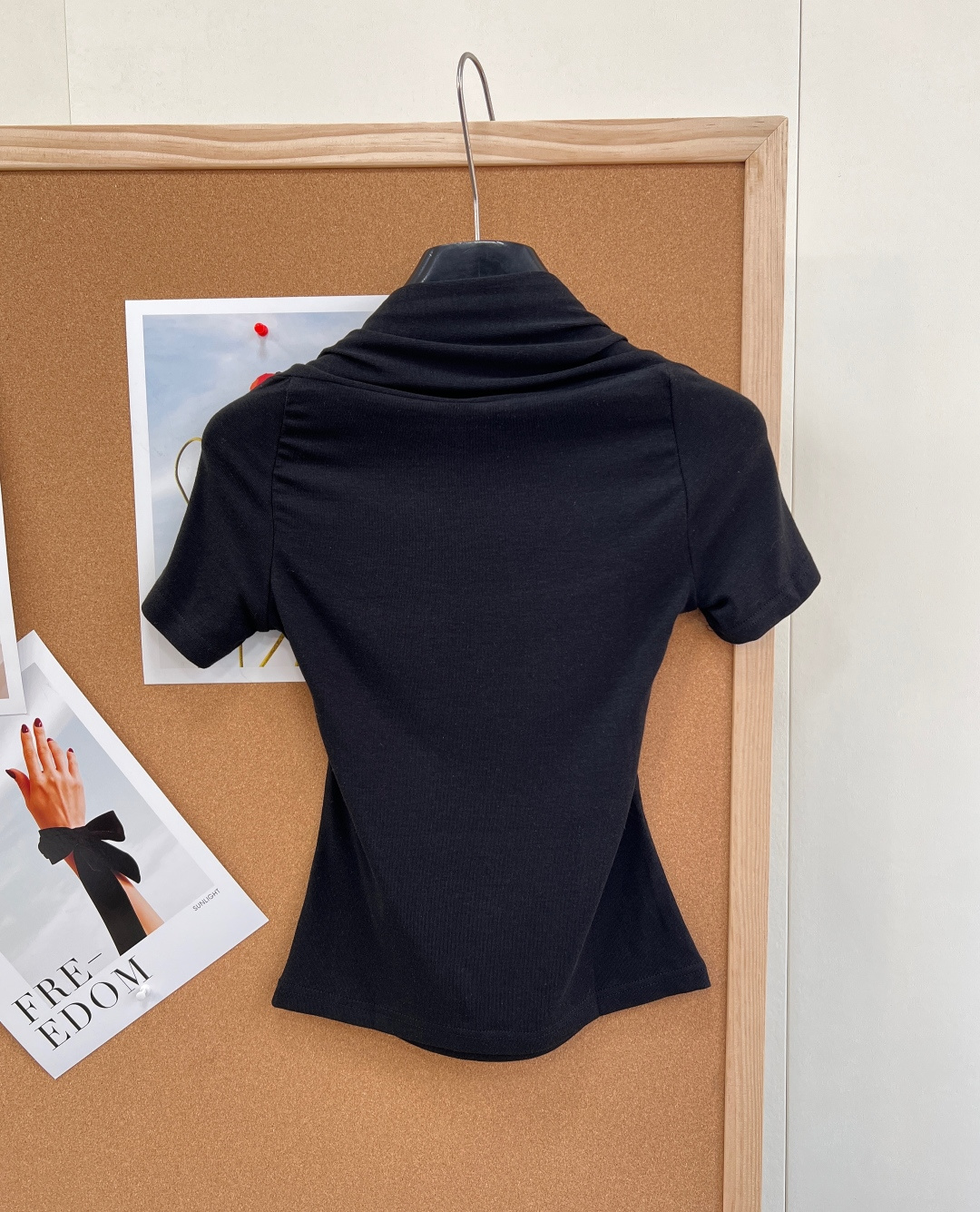 🆕miumiu新款挂脖假两件短袖T恤。纯欲天花板- 假两件挂脖+方领拼接，修饰肩颈线条，凸显锁骨，显瘦显