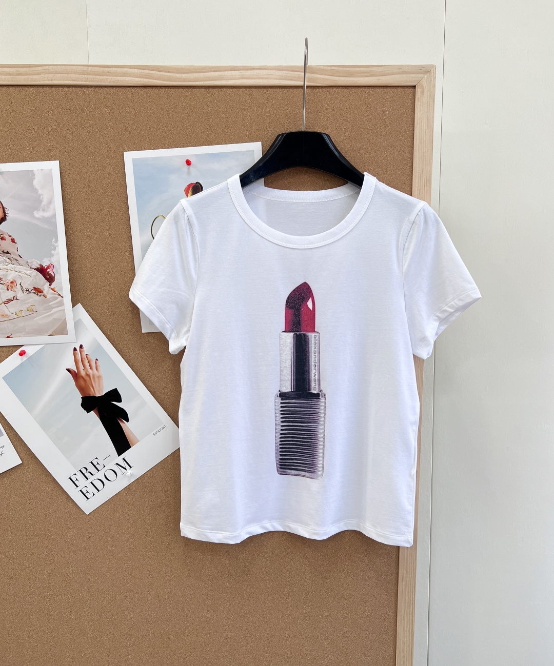 NO:757141,Alexanderwang's new lipstick printed short-sleeved T-shirt. Avant-garde personality, versatile for everyday use!  - High-count pure cotton is soft and skin-friendly, breathable and not stuffy, making it comfortable and burdenless for daily wear - The iconic lipstick print is eye-catching and has its own brand recognition, simple and non-contrasting style - Classic round neck + fitted version modifies the shoulder and neck lines, slimming and not flattering the body - Dark gray/white two-tone low-key and high-end, suitable for various styles - Versatile attributes, it can be matched with jeans, skirts and overalls, and it is easy to achieve casual/street style  Avant-garde personality, simple and high-end, practical for daily wear, eye-catching prints, commuting and leisure, three standards are complete, two colors are outstanding!  Size sml code E,,skirts,jeans,T-shirt,tees,t-shirt,19860909Alexanderwang 新款口红印花短袖T恤.前卫个性,日常百搭！ - 高支纯棉柔软亲肤、透气不闷,日常穿着舒适无负担 - 标志性口红印花醒目吸睛,自带品牌辨识度,简约不撞款 - 经典圆领+合身版型修饰肩颈线条,显瘦不挑身材 - 深灰/白色双色低调高级,适配各种风格 - 百搭属性配牛仔裤、半裙、工装裤都出彩,轻松拿捏休闲/街头风 个性前卫、简约高级、日常实穿、吸睛印花、通勤休闲,三标齐全,两色出！ 尺码sml 编码E,,skirts,jeans,T-shirt,tees，t-shirt,,Women's clothing