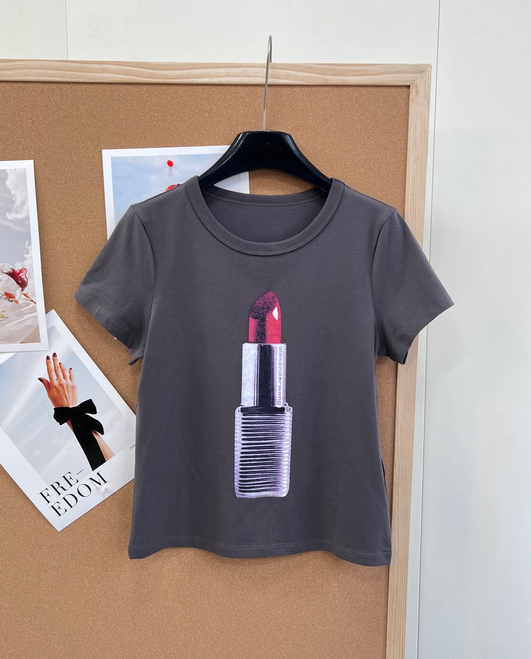 NO:757138,Alexanderwang's new lipstick printed short-sleeved T-shirt. Avant-garde personality, versatile for everyday use!  - High-count pure cotton is soft and skin-friendly, breathable and not stuffy, making it comfortable and burdenless for daily wear - The iconic lipstick print is eye-catching and has its own brand recognition, simple and non-contrasting style - Classic round neck + fitted version modifies the shoulder and neck lines, slimming and not flattering the body - Dark gray/white two-tone low-key and high-end, suitable for various styles - Versatile attributes, it can be matched with jeans, skirts and overalls, and it is easy to achieve casual/street style  Avant-garde personality, simple and high-end, practical for daily wear, eye-catching prints, commuting and leisure, three standards are complete, two colors are outstanding!  Size sml code,,skirts,jeans,T-shirt,tees,t-shirt,19860909Alexanderwang 新款口红印花短袖T恤.前卫个性,日常百搭！ - 高支纯棉柔软亲肤、透气不闷,日常穿着舒适无负担 - 标志性口红印花醒目吸睛,自带品牌辨识度,简约不撞款 - 经典圆领+合身版型修饰肩颈线条,显瘦不挑身材 - 深灰/白色双色低调高级,适配各种风格 - 百搭属性配牛仔裤、半裙、工装裤都出彩,轻松拿捏休闲/街头风 个性前卫、简约高级、日常实穿、吸睛印花、通勤休闲,三标齐全,两色出！ 尺码sml 编码,,skirts,jeans,T-shirt,tees，t-shirt,,Women's clothing