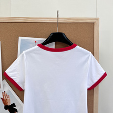 🆕AcneStudios 26SS早春系列复古撞色短袖T恤,- 经典撞色:纯净白底色搭配红色领口、袖口包 🆕AcneStudios 26SS早春系列复古撞色短袖T恤,- 经典撞色:纯净白底色搭配红色领口、袖口包