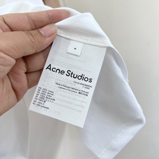 🆕AcneStudios 26SS早春系列复古撞色短袖T恤,- 经典撞色:纯净白底色搭配红色领口、袖口包 🆕AcneStudios 26SS早春系列复古撞色短袖T恤,- 经典撞色:纯净白底色搭配红色领口、袖口包