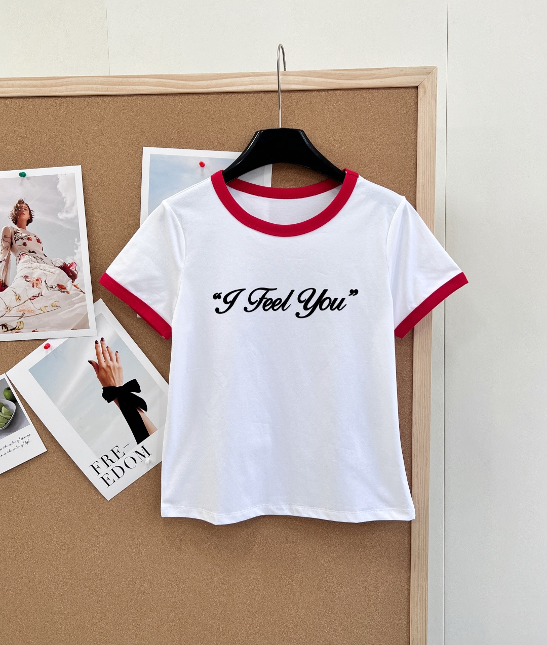 NO:754021,AcneStudios 26SS early spring series retro contrasting short-sleeved T-shirt, - Classic contrasting pure white background with red collar and cuffs, retro American style, eye-catching - French printed 'I Feel You' floral letters on the chest, romantic and artistic, with a sense of atmosphere - Comfortable fabric, light and pleated textured fabric, breathable and skin-friendly, no burden to wear in spring and summer - Loose-fitting straight cut, not picky on the figure, casual and casual, hiding body fat and slimming -  Versatile whitening white base to brighten skin tone, friendly to yellow skin, suitable for jeans, skirts and other bottoms. French retro, energetic and casual, literary and romantic, just needed in spring and summer, versatile and slimming, complete with three standards, large quantities!  Size sml code,acne studios,dior,skirts,jeans,T-shirt,tees,t-shirt,19860909AcneStudios 26SS早春系列复古撞色短袖T恤, - 经典撞色纯净白底色搭配红色领口、袖口包边,复古美式风格,元气吸睛 - 法式印花胸前“I Feel You”花体字母,浪漫文艺,自带氛围感 - 舒适面料轻薄褶皱肌理感面料,透气亲肤,春夏穿着无负担 - 宽松版型直筒剪裁,不挑身材,休闲随性,藏肉显瘦 - 百搭显白白色基底提亮肤色,黄皮友好,适配牛仔裤、半裙等多种下装 法式复古、元气休闲、文艺浪漫、春夏刚需、百搭显瘦,三标齐全,大货出！ 尺码sml 编码,,acne studios,dior,skirts,jeans,T-shirt,tees，t-shirt,,Women's clothing