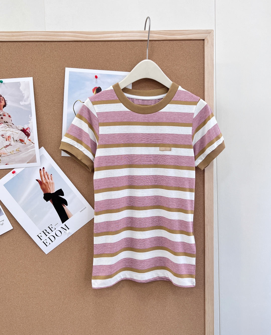 NO:754017,Prada 2026 spring and summer series pink striped knitted short-sleeves, fresh, retro and versatile!  - The color design is white base with contrasting stripes of pink and khaki, which is fresh and soft, with a retro atmosphere, visually eye-catching but not exaggerated - High-quality fabrics and high-elastic knitted materials, soft and breathable, skin-friendly and not tight, refreshing and not sweaty in summer, and full of comfort - The details of the version are classic round-neck tailoring, which accurately modifies the neck line, making it look slimmer without overhanging the shoulders; the brand woven logo is hidden on the chest, low-key showing the high-end texture and full of details -  Practical Wear Properties: The slim-fitting and not-tight version adapts to various body shapes and can be easily used in daily commuting, leisure outings, dates and other scenes. Pair it with jeans to create a casual and casual style; with a skirt, it can turn into a gentle retro style in seconds, and it is easy to switch styles - fresh and retro, high-end practical wear, just needed in summer, slimming and elegant!  Size sml code,,prada,skirts,jeans,T-shirt,19860909Prada 2026春夏系列粉条纹针织短袖,清新复古百搭款！ - 配色设计白色基底搭配粉色与卡其色撞色条纹,清新柔和,自带复古氛围感,视觉吸睛不浮夸 - 高品质面料高弹针织材质,柔软透气、亲肤不紧绷,夏天穿着清爽不闷汗,舒适度拉满 - 版型细节经典圆领剪裁,精准修饰颈部线条,显瘦不挑肩型；胸前暗藏品牌织标,低调彰显高端质感,细节感十足 - 实穿属性修身不紧身的版型,适配各种身形,日常通勤、休闲出游、约会等场景均可轻松驾驭 _搭配牛仔裤,打造随性休闲风；配半身裙,秒变温柔复古风,风格切换轻松 - 清新复古、高端实穿、夏日刚需、显瘦显气质！ 尺码sml 编码,,prada,skirts,jeans,T-shirt,,Women's clothing