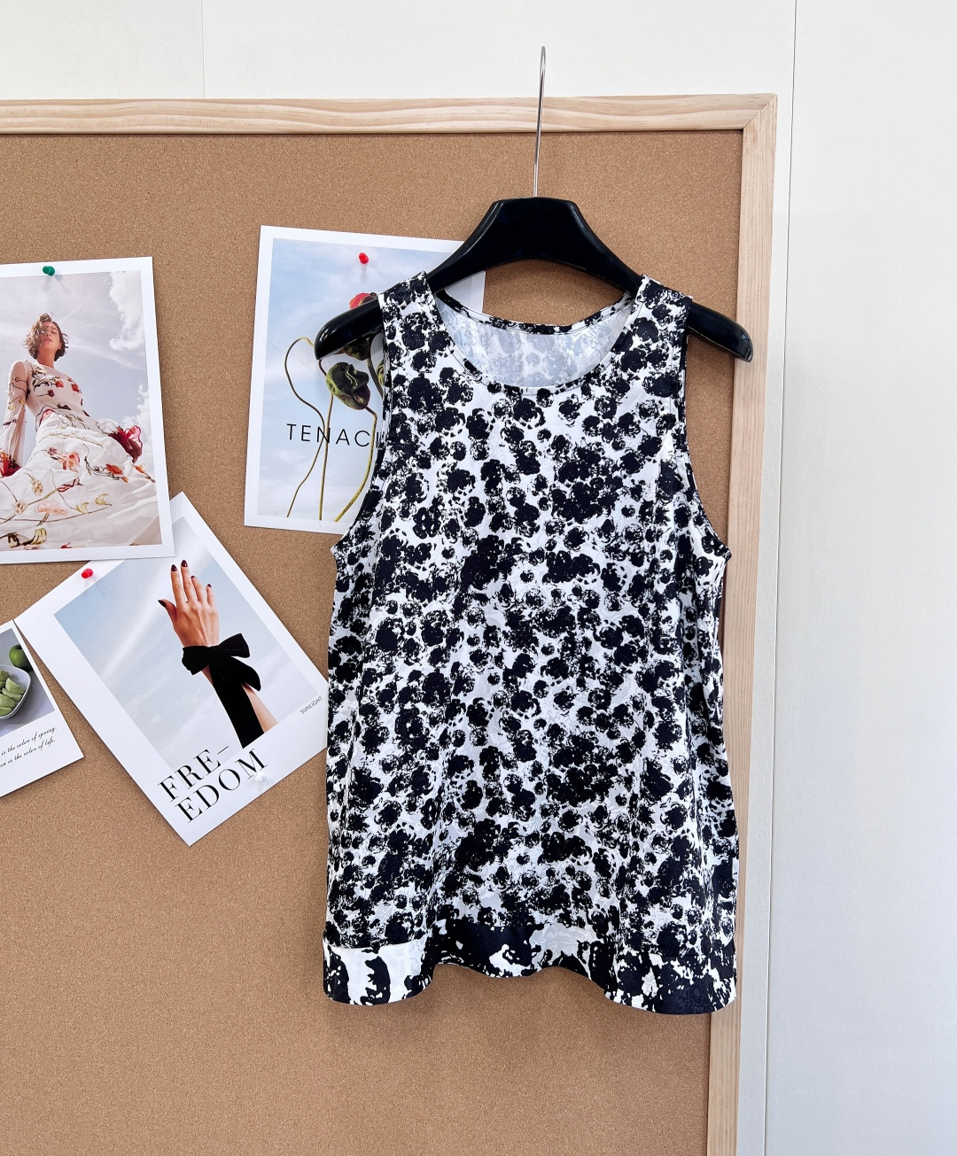 NO:754015,CHANEL's new 26SS early spring series ink printed sleeveless vest dress. - Classic ink printed black and white contrasting patterns, intertwined with shades like freehand ink paintings, with its own high-end aura, breaking the dullness - The double-layer hem has a hidden design that increases the sense of layering, making it agile and elegant when walking - The drape fabric is light and breathable, has excellent drape, modifies the body shape, and looks slimming - The U-shaped neckline is neat and generous, highlighting the shoulder and neck lines, making it elegant and slimming -  Wear it alone, simple and elegant, highlighting the neat lines - match it with a suit or cardigan underneath, suitable for commuting, dating, vacation and other scenes... Complete with three standards, large quantities of goods!  size sml code,,chanel,skirts,business suit,19860909CHANEL新款26SS早春系列水墨印花无袖背心裙. - 经典水墨印花黑白撞色花纹,如写意水墨画般深浅交织,自带高级气场,打破沉闷 - 双层下摆暗藏设计小心机,增加层次感,行走间灵动飘逸 - 垂坠面料轻薄透气,垂感极佳,修饰身形,显瘦不挑人 - U型领口利落大方,凸显肩颈线条,优雅显瘦 - 单穿简约大气,凸显利落线条 - 内搭搭配西装、开衫,适配通勤、约会、度假等多场景…三标齐全,大货出！ 尺码sml 编码,,chanel,skirts,business suit,,Women's clothing