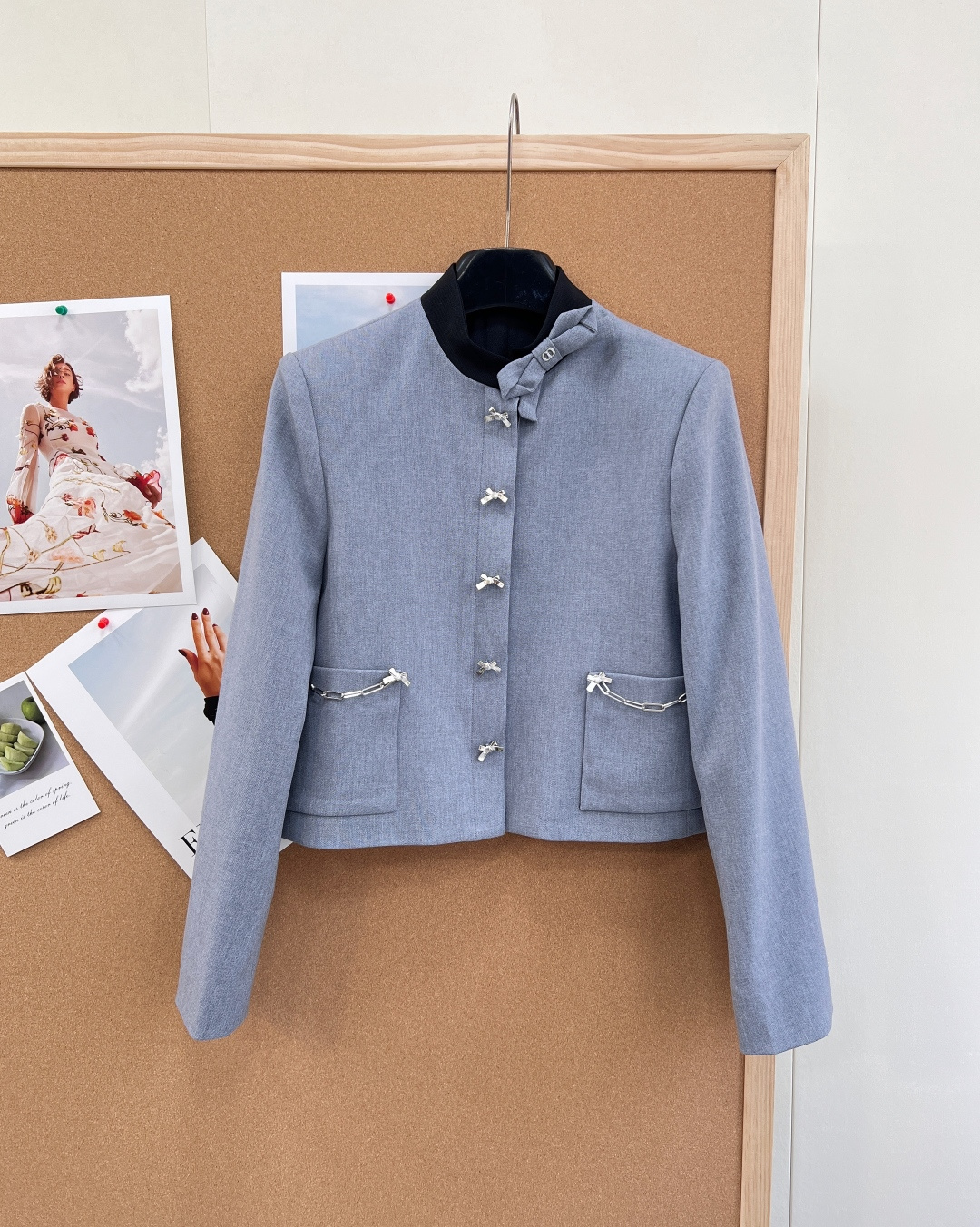 NO:754011,DIOR's new 26 early spring series week also has the same style of tweed suit - High-end tweed fabric with delicate texture, haze blue color, cool and gentle, noble but not exaggerated - Stand-up collar with exquisite bow embellishment, sweet and cool balance, full of girly look - Exquisitely detailed metal buttons + pocket chain decoration, low-key luxury, improve the overall sophistication - Short jacket is neatly cut, raises the waistline, looks taller and slimmer, and optimizes body proportions -  The A-line version of the pleated skirt of the same color modifies the crotch line, is smart and reduces age, and is full of girlishness - The version is tolerant, friendly to all body types, and can easily be worn to create a noble and wealthy atmosphere - Sweet and cool, gentle and powerful, French elegance and relaxation - One set can be used for many occasions, and can be used for commuting, dating, and parties!  All three standards are complete, and the goods will be shipped in large quantities!  Size sml jacket braid,,dior,skirts,jackets & coats,19860909DIOR新款26早春系列周也同款粗花呢千金套装 - 高级粗花呢面料自带细腻肌理感,雾感雾霾蓝配色,清冷温柔,显贵气不浮夸 - 立领蝴蝶结领口精致蝴蝶结点缀,甜酷平衡,少女感拉满 - 细节考究金属纽扣+口袋链条装饰,低调奢华,提升整体精致度 - 短款外套利落剪裁,拉高腰线,显高显瘦,优化身材比例 - 同色系百褶裙A字版型,修饰胯部线条,灵动减龄,少女感十足 - 版型包容性强,对各种身材友好,轻松穿出贵气千金氛围感 - 甜酷兼具,温柔又有力量,法式优雅松弛感拉满 - 一套搞定多场合,通勤、约会、聚会皆可驾驭！三标齐全,大货出！ 尺码sml 外套编,,dior,skirts,jackets & coats,,Women's clothing