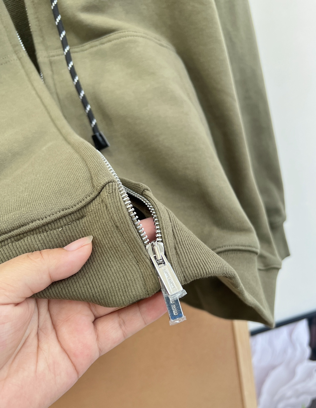 🆕 MIUMIU 贴布字母连帽军绿色外套复古又时髦 简约的撞色线条轮廓很有运动感 懒人必备 起来秒get