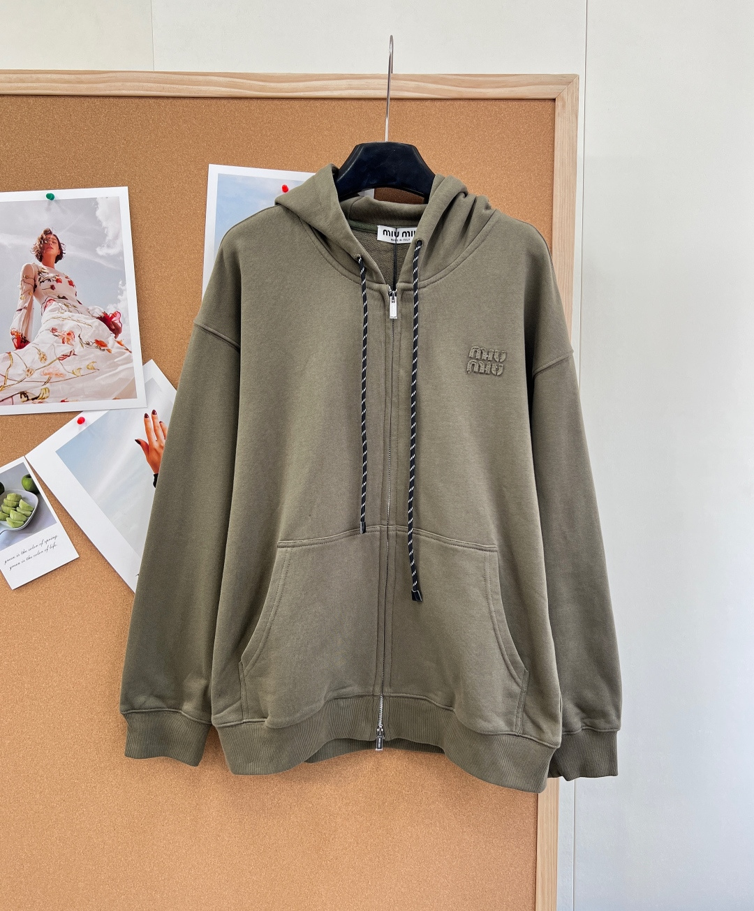 🆕 MIUMIU 贴布字母连帽军绿色外套复古又时髦 简约的撞色线条轮廓很有运动感 懒人必备 起来秒get