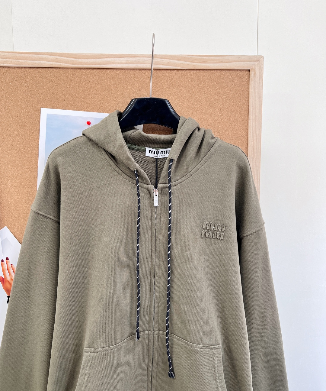 🆕 MIUMIU 贴布字母连帽军绿色外套复古又时髦 简约的撞色线条轮廓很有运动感 懒人必备 起来秒get