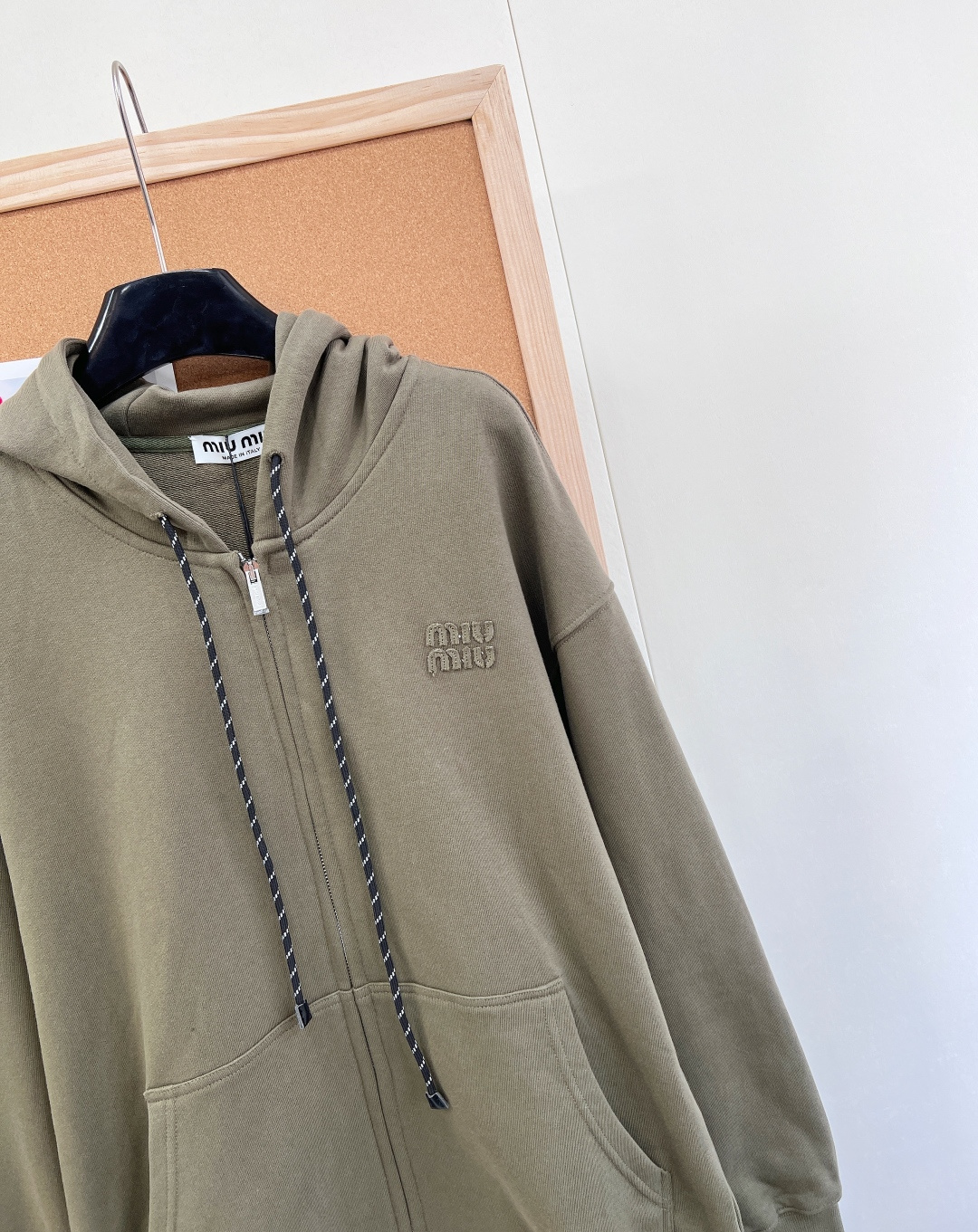 🆕 MIUMIU 贴布字母连帽军绿色外套复古又时髦 简约的撞色线条轮廓很有运动感 懒人必备 起来秒get