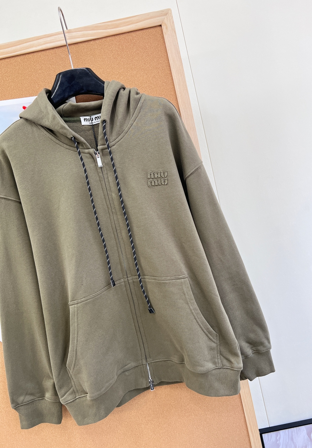 🆕 MIUMIU 贴布字母连帽军绿色外套复古又时髦 简约的撞色线条轮廓很有运动感 懒人必备 起来秒get