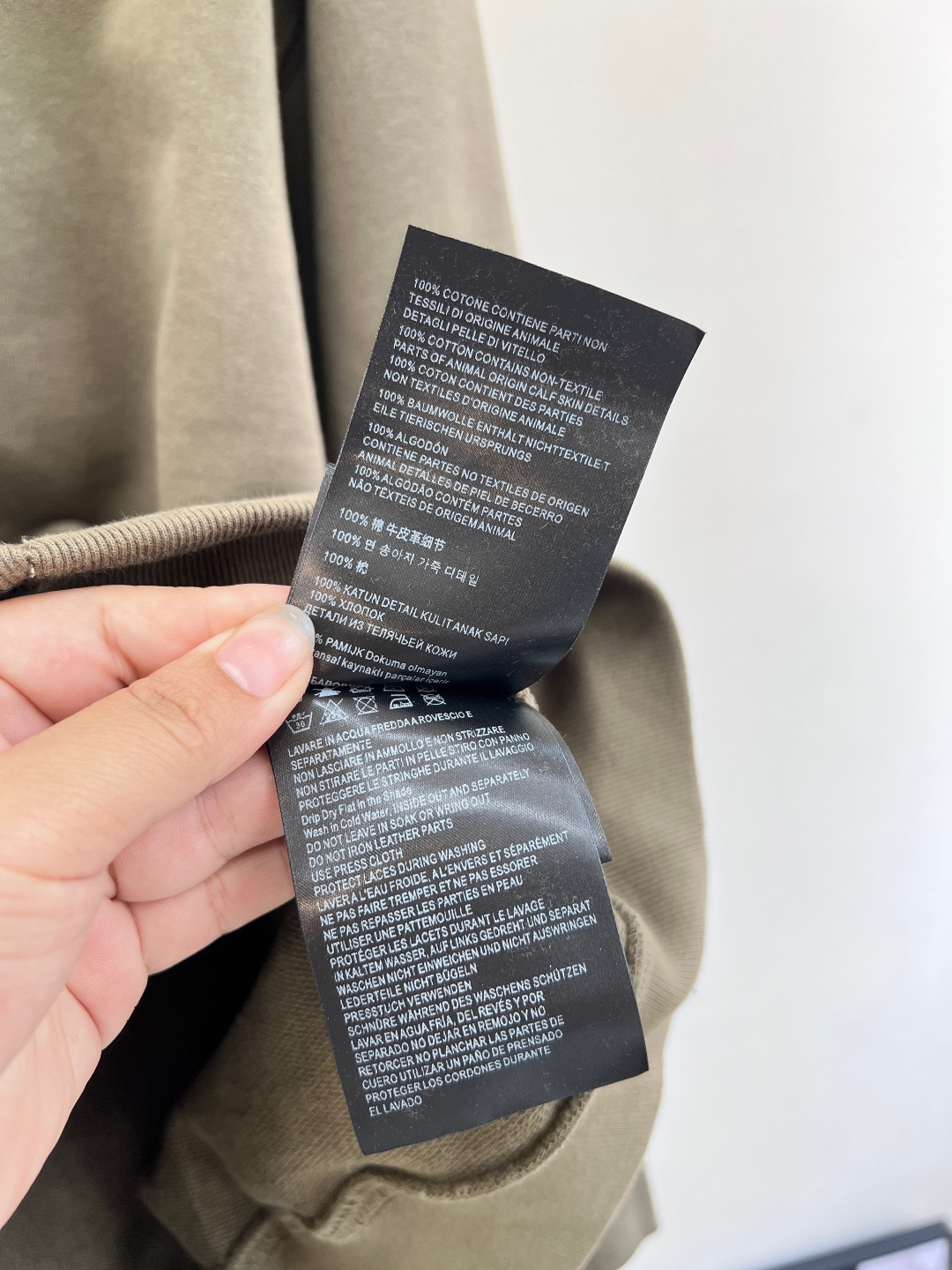 🆕 MIUMIU 贴布字母连帽军绿色外套复古又时髦 简约的撞色线条轮廓很有运动感 懒人必备 起来秒get