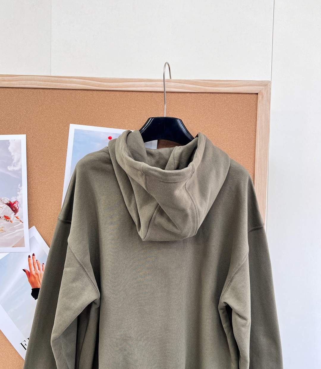 🆕 MIUMIU 贴布字母连帽军绿色外套复古又时髦 简约的撞色线条轮廓很有运动感 懒人必备 起来秒get