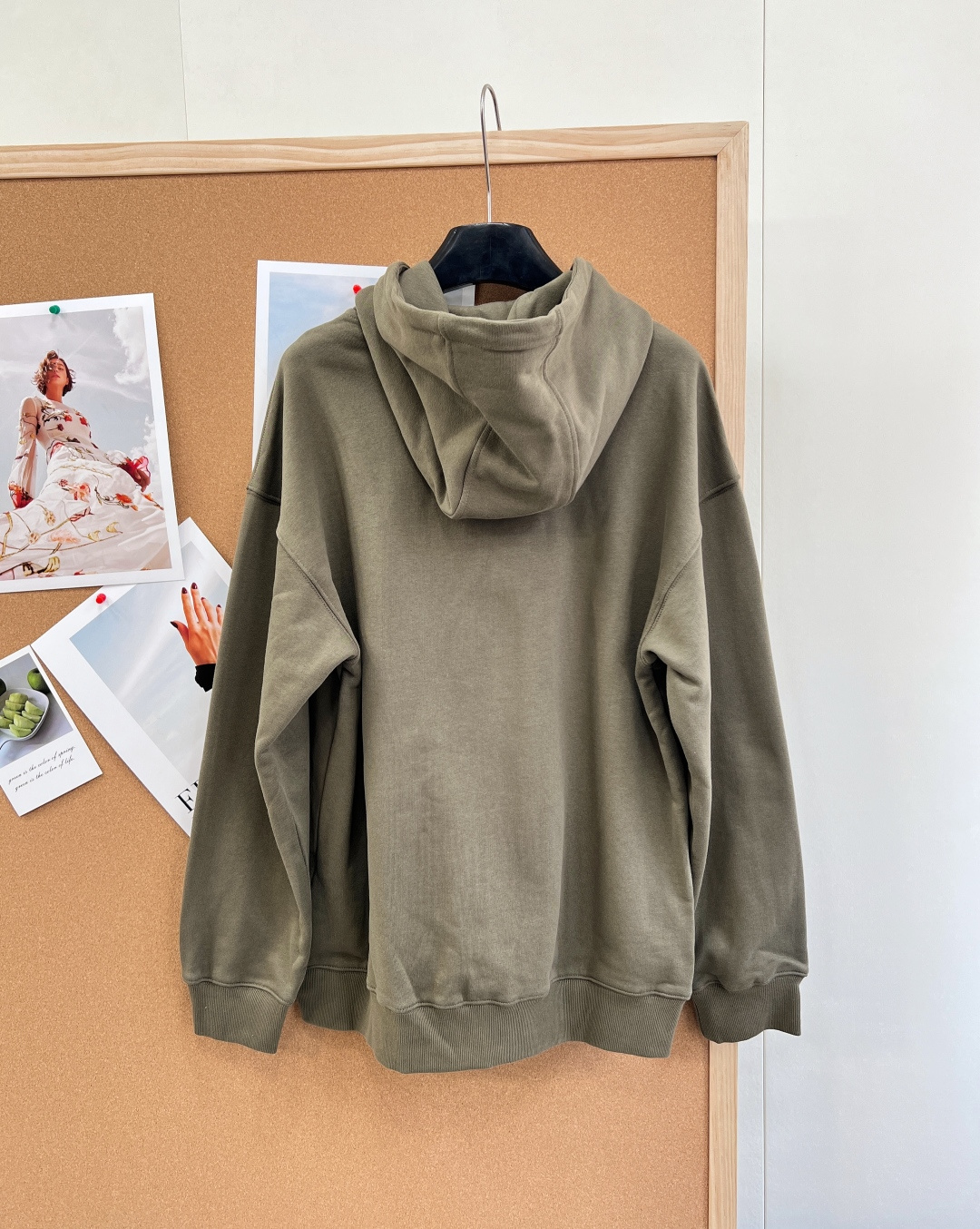 🆕 MIUMIU 贴布字母连帽军绿色外套复古又时髦 简约的撞色线条轮廓很有运动感 懒人必备 起来秒get