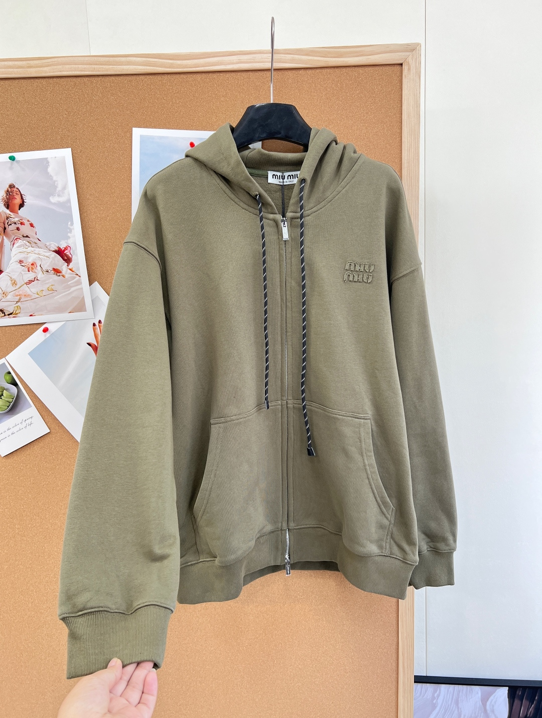 🆕 MIUMIU 贴布字母连帽军绿色外套复古又时髦 简约的撞色线条轮廓很有运动感 懒人必备 起来秒get