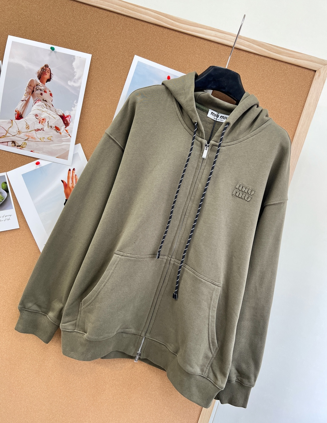 🆕 MIUMIU 贴布字母连帽军绿色外套复古又时髦 简约的撞色线条轮廓很有运动感 懒人必备 起来秒get