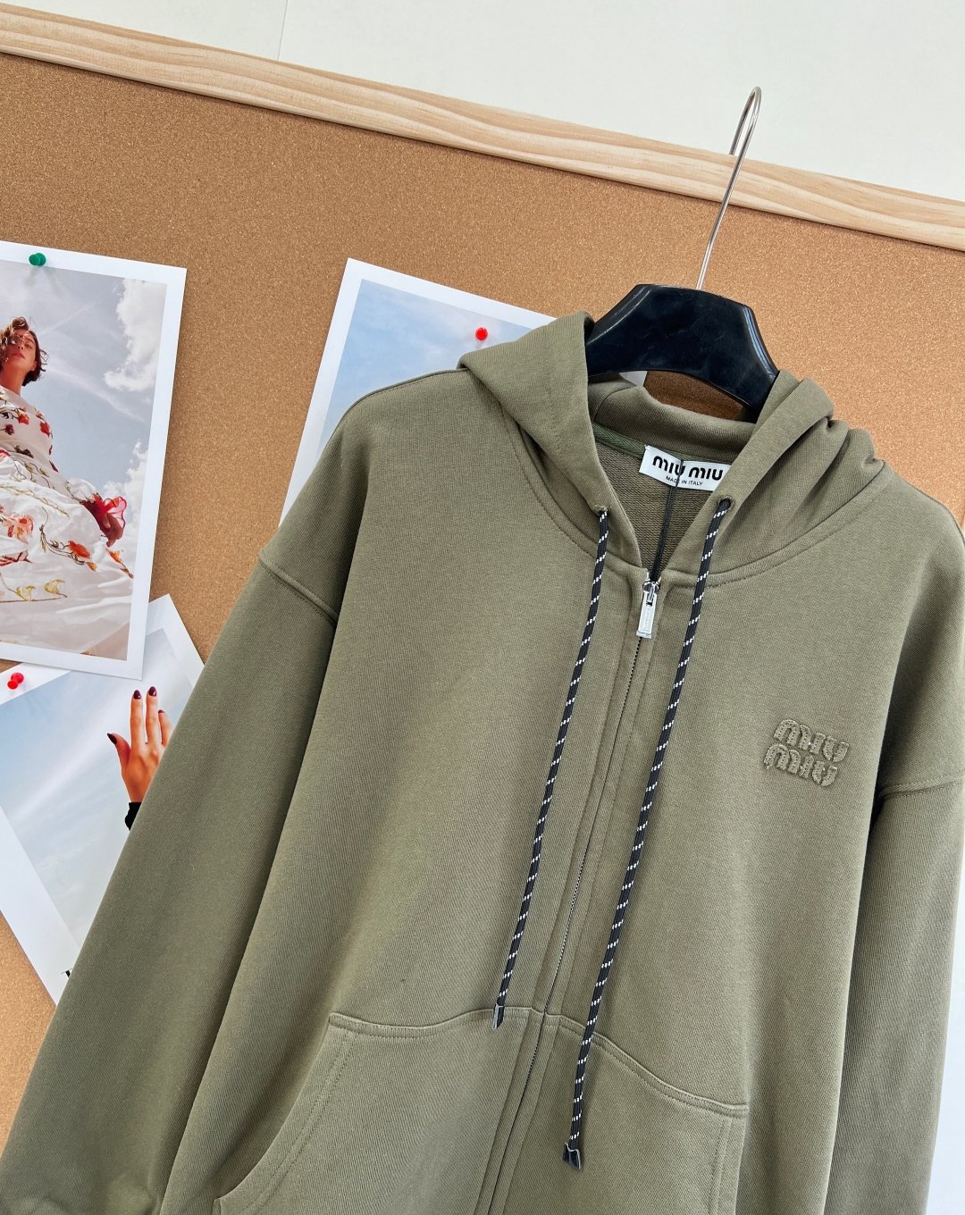 🆕 MIUMIU 贴布字母连帽军绿色外套复古又时髦 简约的撞色线条轮廓很有运动感 懒人必备 起来秒get