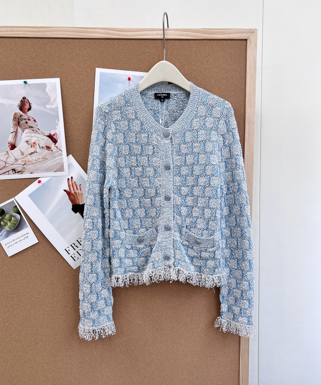 NO:754020,Chanel2026 new tassel knitted cardigan, made of custom YB cotton yarn, with fine texture, comfortable and easy to wear, round neck knitted cardigan cut, cuffs and hem embellished with knitted tassels, adding a sense of lightness and sophistication. The two-color yarns are interwoven on the body, and the double C round buttons on the front echo the same color, showing the temperament and fashionable outfit, breaking the dull atmosphere, high-end foreign style. Equipped with exquisite dust bag, customized surface accessories, three standards are complete, three colors are outstanding. Size sml  Editor,,chanel,19860909Chanel2026新款流苏针织开衫,定制YB棉毛纱线织造,质感细腻,舒适好穿,圆领针织开衫剪裁,袖口和衣摆以织线流苏点缀,增添轻盈精致感,大身两色纱线交织,前襟双C圆扣同色系呼应,尽显气质时尚穿搭,打破沉闷氛围,高级洋气.配有精致防尘袋 定制面辅料 ,三标齐全,三色出 尺码sml 编,,chanel,,Women's clothing